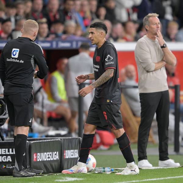 Ezequiel Fernandez FernandezBayer Leverkusen nach seiner gelb-rote Karte, dahinter Trainer Kasper Hjulmand Bayer Leverkusen Fussball 1. Bundesliga, 3.Spieltag, Bayer 04 Leverkusen - Eintracht Frankfurt 3:1 am 12.09.2025 in Leverkusen/ Deutschland. DFL regulations prohibit any use of photographs as image sequences and/or quasi-video  *** Ezequiel Fernandez Fernandez Bayer Leverkusen after his yellow red card, behind coach Kasper Hjulmand Bayer Leverkusen Soccer 1 Bundesliga, Matchday 3, Bayer 04 Leverkusen Eintracht Frankfurt 3 1 on 12 09 2025 in Leverkusen Germany DFL regulations prohibit any use of photographs as image sequences and or quasi video Â