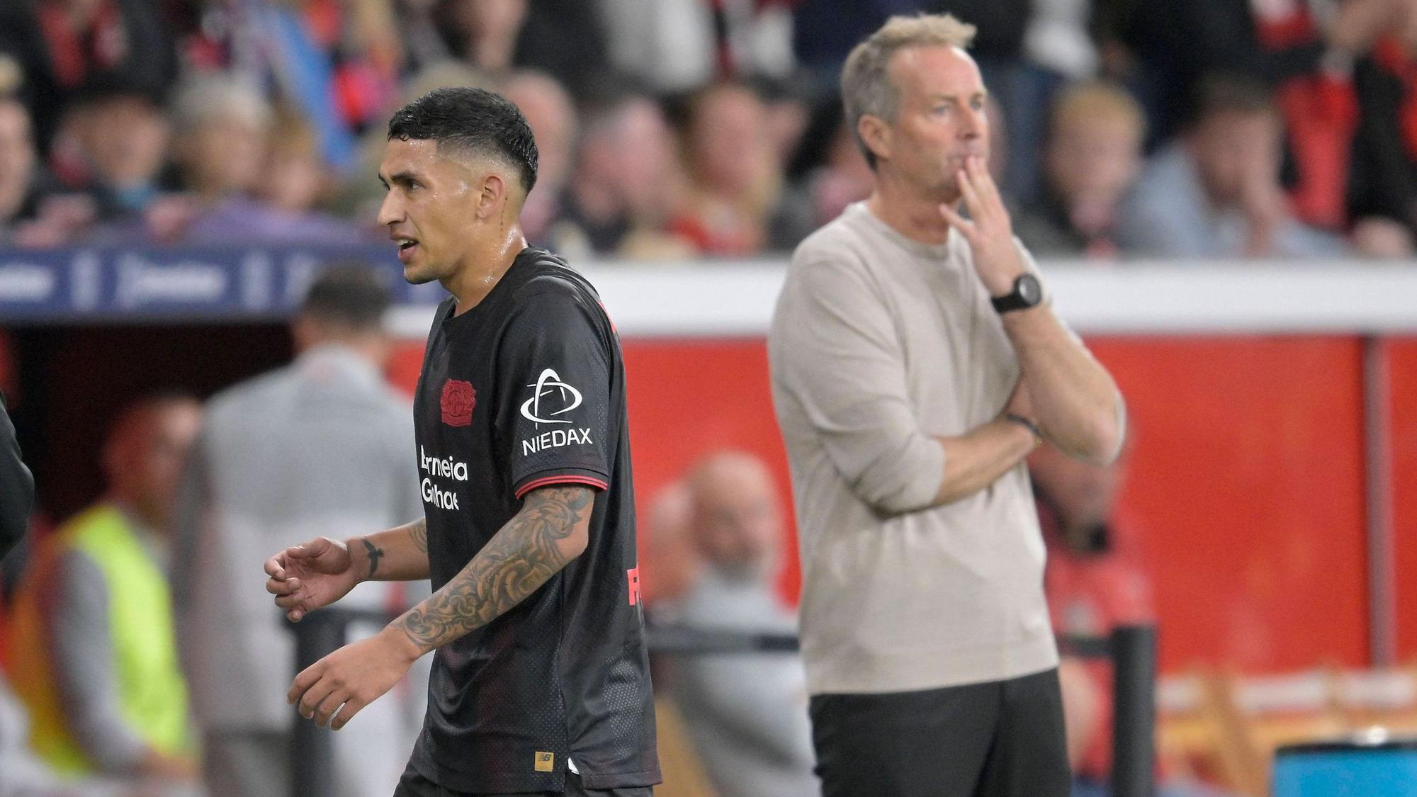 Ezequiel Fernandez FernandezBayer Leverkusen nach seiner gelb-rote Karte, dahinter Trainer Kasper Hjulmand Bayer Leverkusen Fussball 1. Bundesliga, 3.Spieltag, Bayer 04 Leverkusen - Eintracht Frankfurt 3:1 am 12.09.2025 in Leverkusen/ Deutschland. DFL regulations prohibit any use of photographs as image sequences and/or quasi-video  *** Ezequiel Fernandez Fernandez Bayer Leverkusen after his yellow red card, behind coach Kasper Hjulmand Bayer Leverkusen Soccer 1 Bundesliga, Matchday 3, Bayer 04 Leverkusen Eintracht Frankfurt 3 1 on 12 09 2025 in Leverkusen Germany DFL regulations prohibit any use of photographs as image sequences and or quasi video Â