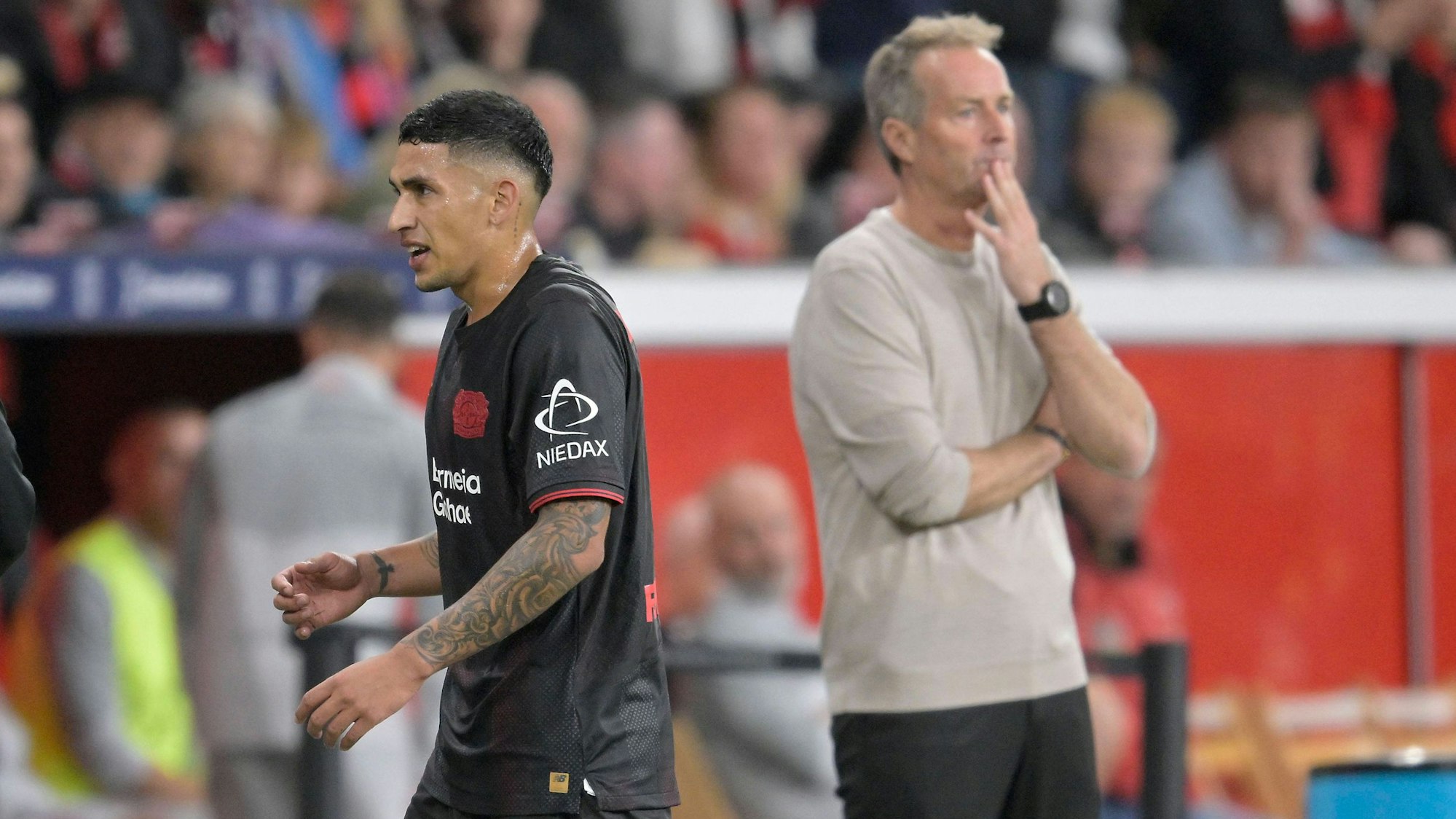 Ezequiel Fernandez FernandezBayer Leverkusen nach seiner gelb-rote Karte, dahinter Trainer Kasper Hjulmand Bayer Leverkusen Fussball 1. Bundesliga, 3.Spieltag, Bayer 04 Leverkusen - Eintracht Frankfurt 3:1 am 12.09.2025 in Leverkusen/ Deutschland. DFL regulations prohibit any use of photographs as image sequences and/or quasi-video  *** Ezequiel Fernandez Fernandez Bayer Leverkusen after his yellow red card, behind coach Kasper Hjulmand Bayer Leverkusen Soccer 1 Bundesliga, Matchday 3, Bayer 04 Leverkusen Eintracht Frankfurt 3 1 on 12 09 2025 in Leverkusen Germany DFL regulations prohibit any use of photographs as image sequences and or quasi video Â