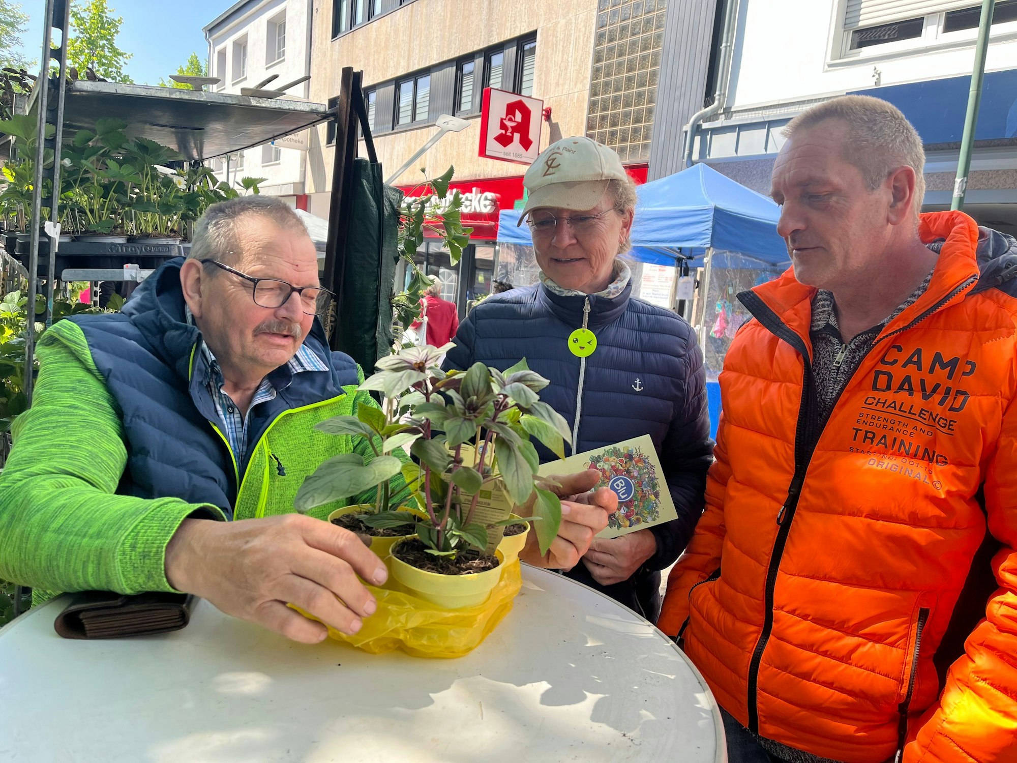 Claudia und Markus Urban lassen sich von Bernd Steinbach zu ihrem Hochbeet beraten.