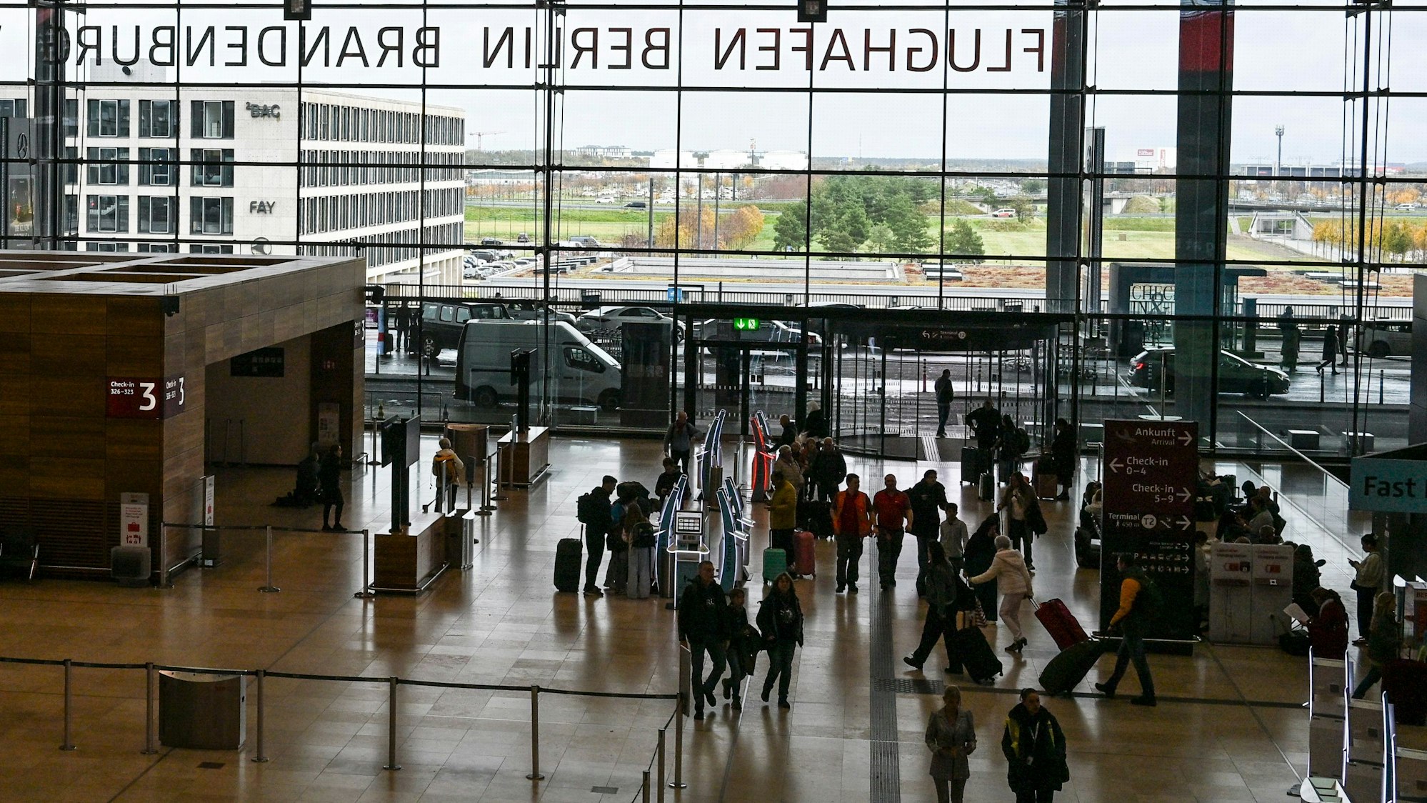 Der Mann habe sich im Flughafengebäude (Archivfoto) aufgehalten und sich selbst per Handzeichen an einen Polizisten gewandt.