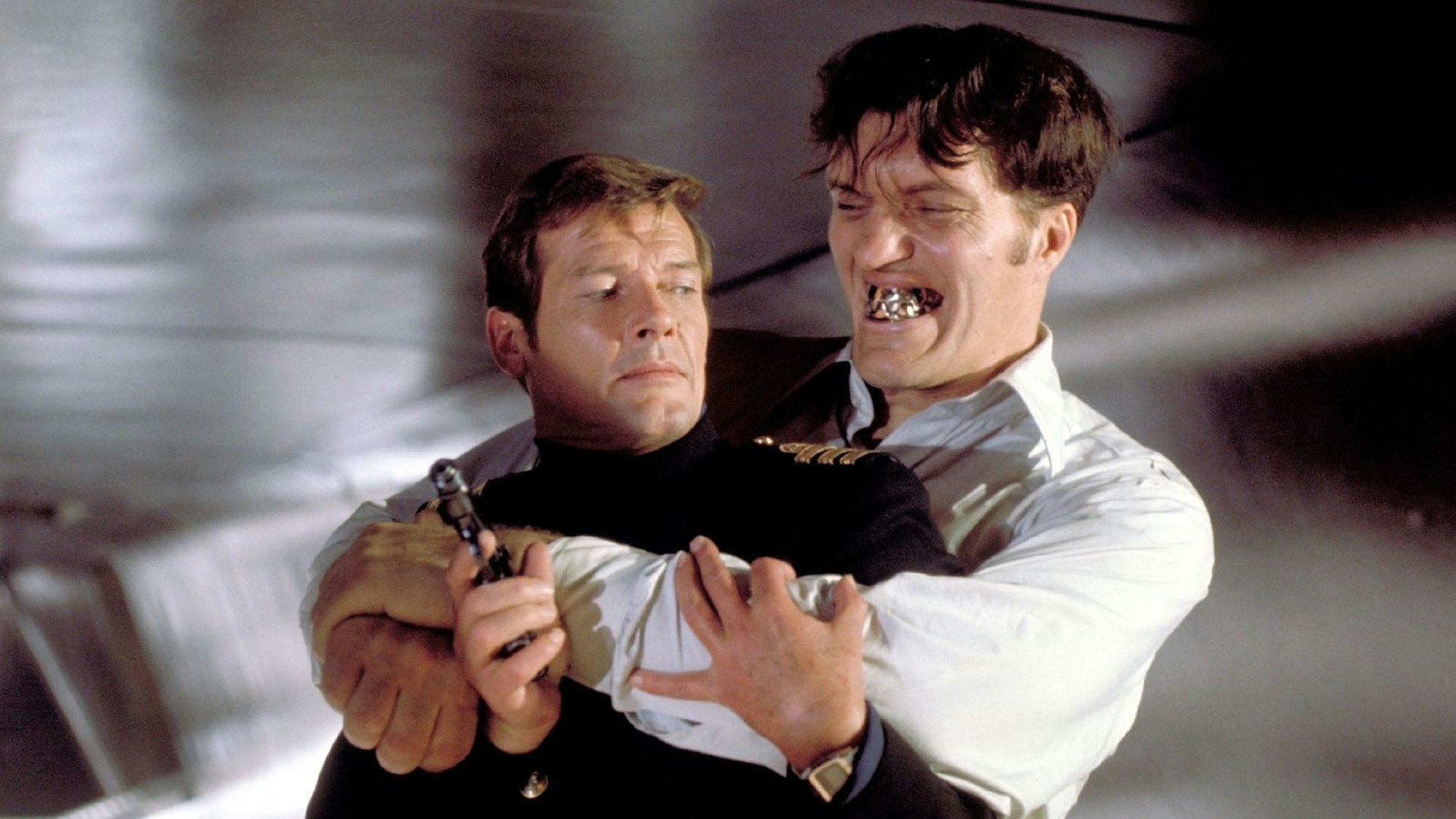 Nur wenige „Bond“-Bösewicht-Darsteller haben so viel Eindruck hinterlassen wie Richard Kiel mit der Rolle des „Beißers“. (Bild: RTL / 1977 Danjaq, LLC and Metro-Goldwyn-Mayer Studios Inc)