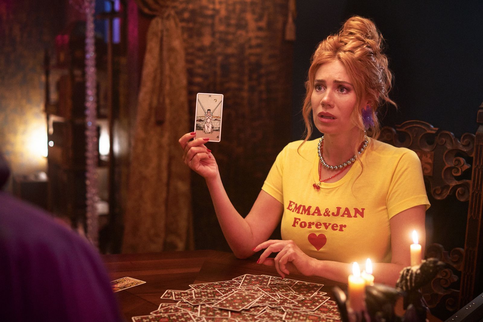 Ivy (Palina Rojinski) kann es nicht glauben: Nach einem Orakel kennt sie ihre große Liebe bereits. (Bild: ZDF/Tomáš Mikule)