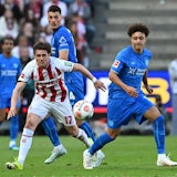 Alessio Castro-Montes (1. FC Köln) und Eliesse Ben Seghir (Bayer Leverkusen) kämpfen um den Ball.