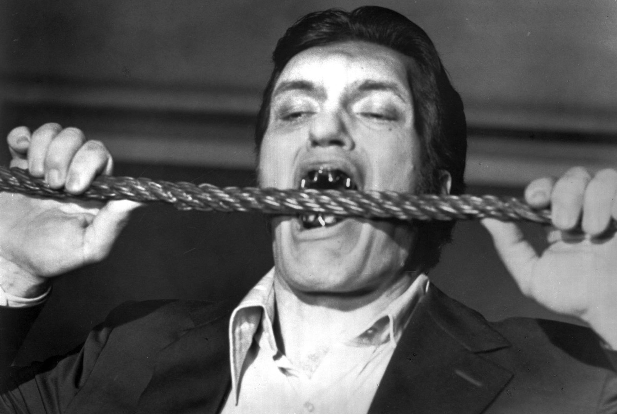 Lecker! Was aussieht wie ein Stahlseil, war in Wirklichkeit Lakritze, sagte „Beißer“-Darsteller Richard Kiel in einem Interview. (Bild: IMAGO / Globe Entertainment)