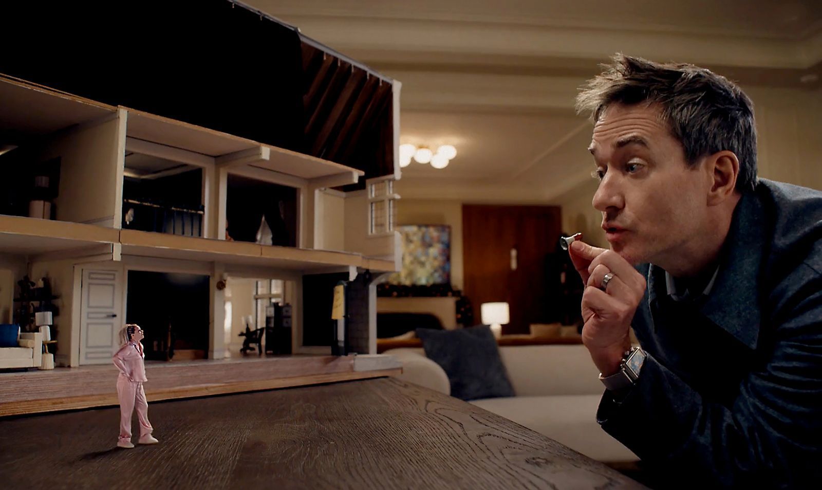 Les (Matthew Macfadyen) korrigiert die Machtverhältnisse mit seiner Frau Lindy (Elizabeth Banks). (Bild: 2026 Mr. Magoo, LLC)