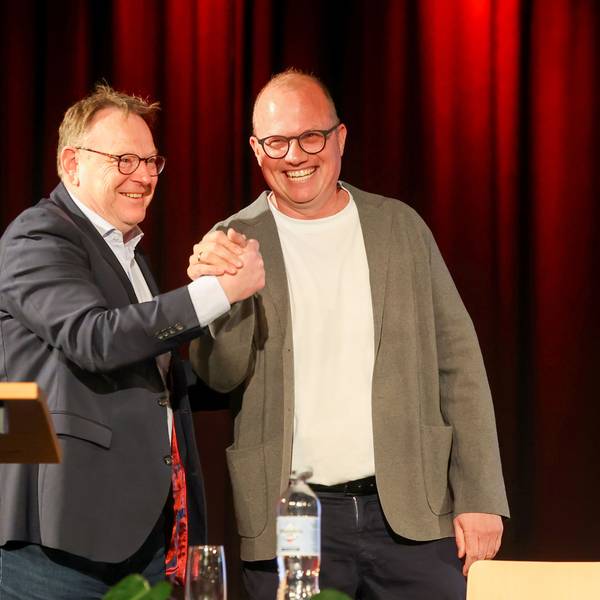Torsten Burmester, Kölns OB, und Jochen Ott, Spitzenkandidat der NRW-SPD für die Landtagswahlen in einem Jahr, feiern sich gegenseitig.