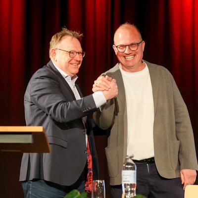 Torsten Burmester, Kölns OB, und Jochen Ott, Spitzenkandidat der NRW-SPD für die Landtagswahlen in einem Jahr, feiern sich gegenseitig.