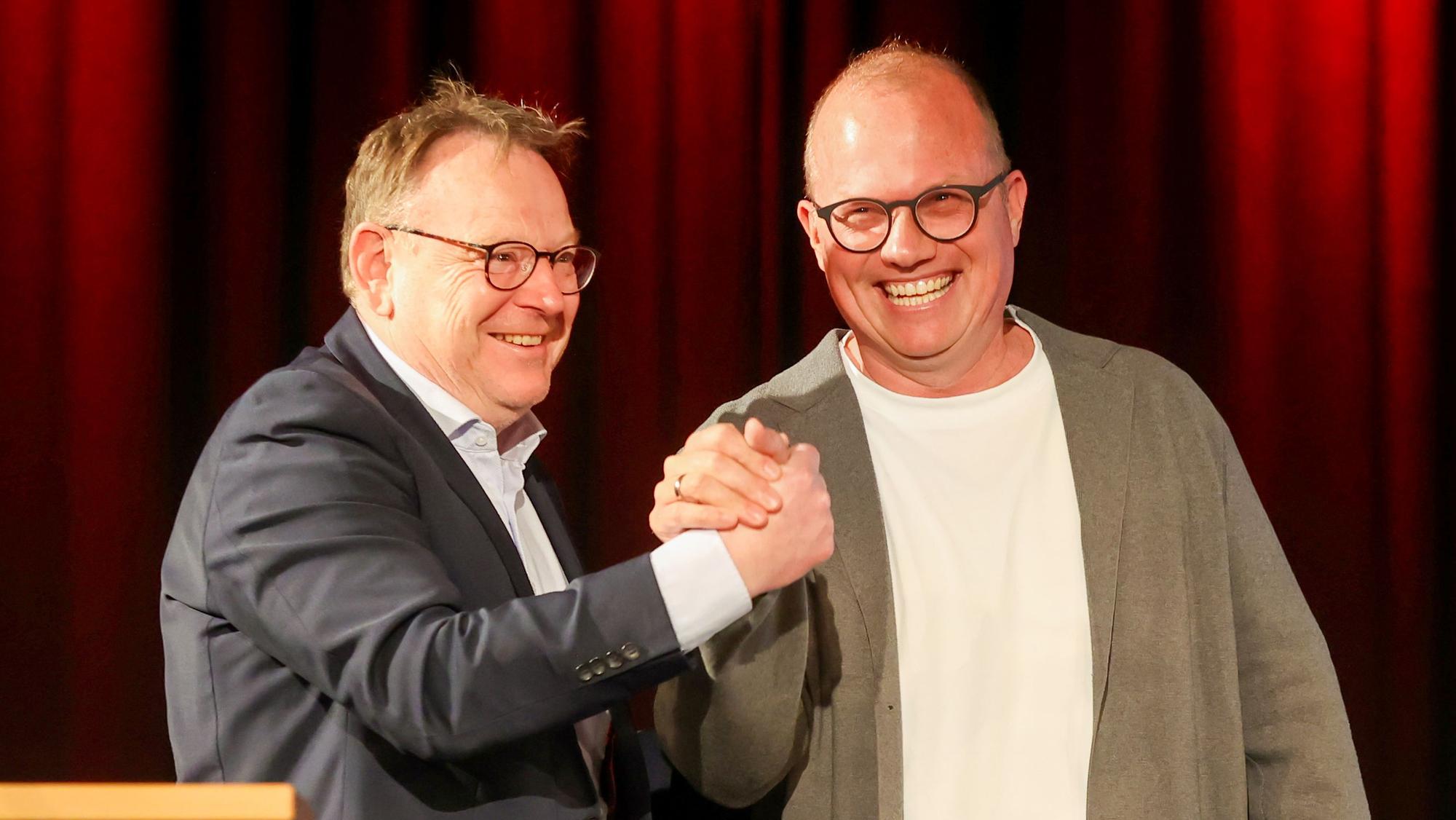 Torsten Burmester, Kölns OB, und Jochen Ott, Spitzenkandidat der NRW-SPD für die Landtagswahlen in einem Jahr, feiern sich gegenseitig.