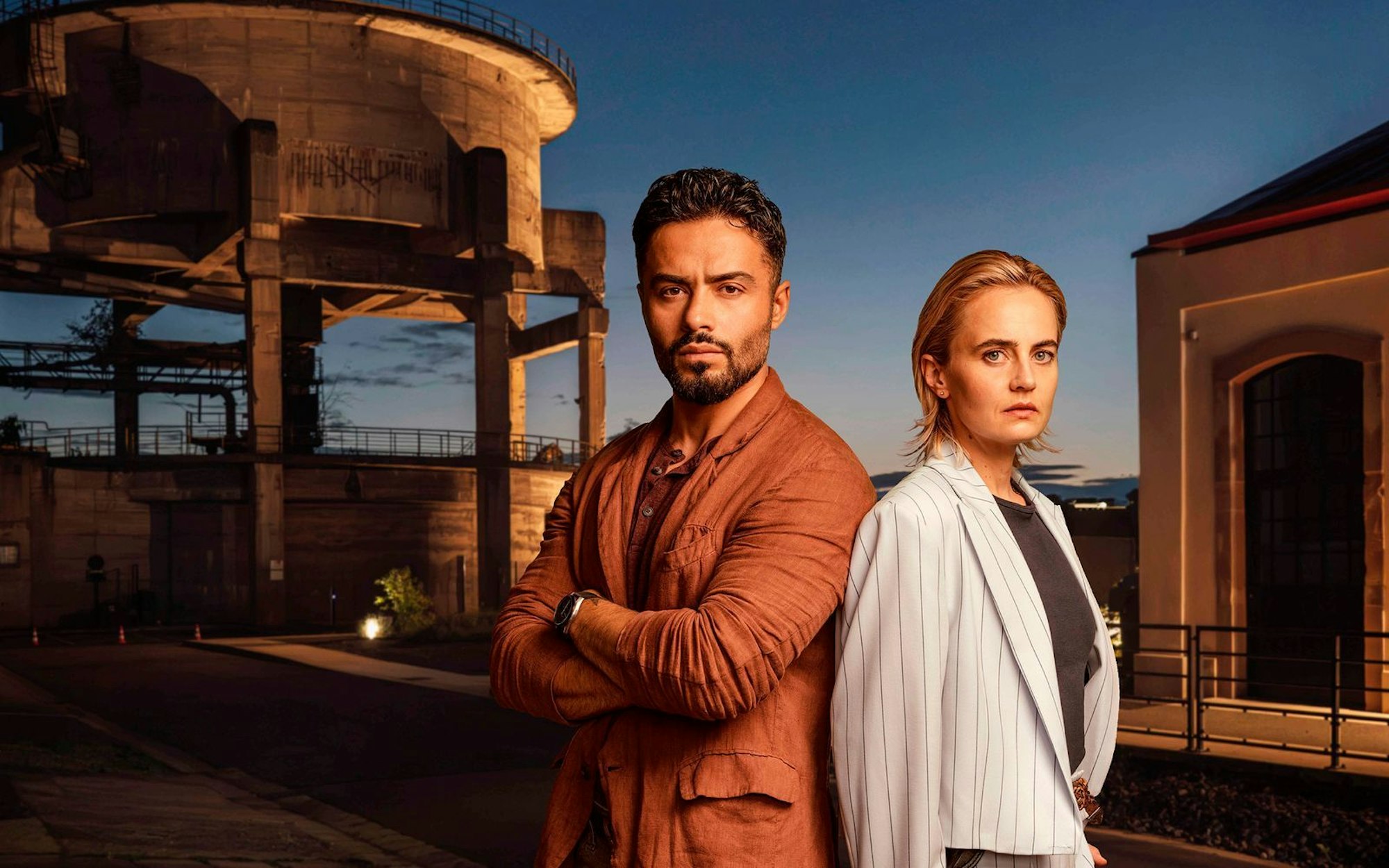 Sozialarbeiter Tayfun Can (Aram Arami) hilft als ehemaliger Kollege von Kriminalhauptkommissarin Elisa Santori (Olga von Luckwald) Jugendlichen, die vom Weg abgekommen sind. (Bild: SR/Manuela Meyer)