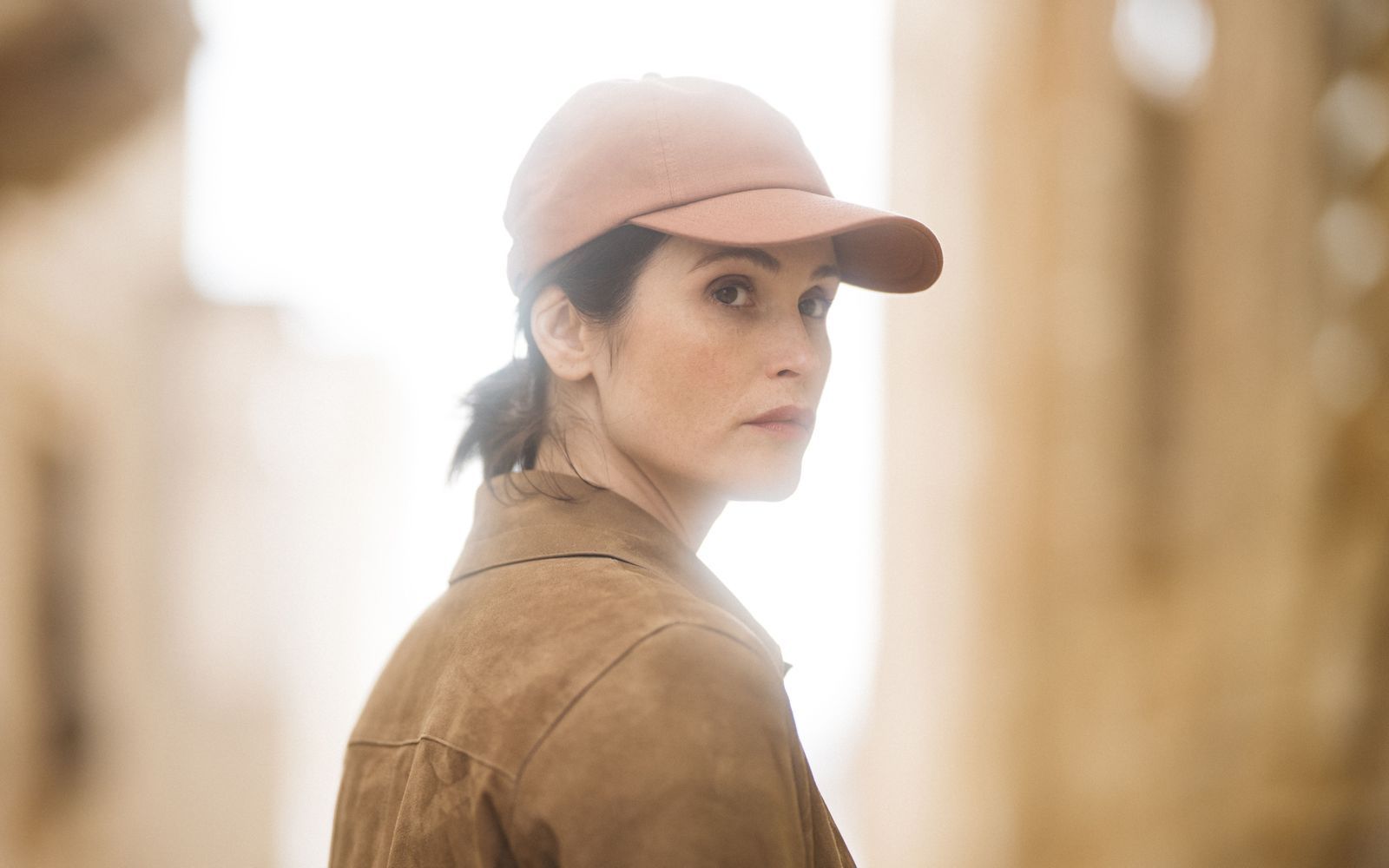 Kate Henderson (Gemma Arterton) hat auch ein Privatleben in London - mit Mann und zwei Kindern. Weil die Eltern allerdings beide stressige Jobs haben und sich ständig auf Abruf befinden, findet das Familienleben der Hendersons eher zwischen zwei Schlucken Kaffee statt. (Bild: Potboiler Productions & All3Media International)