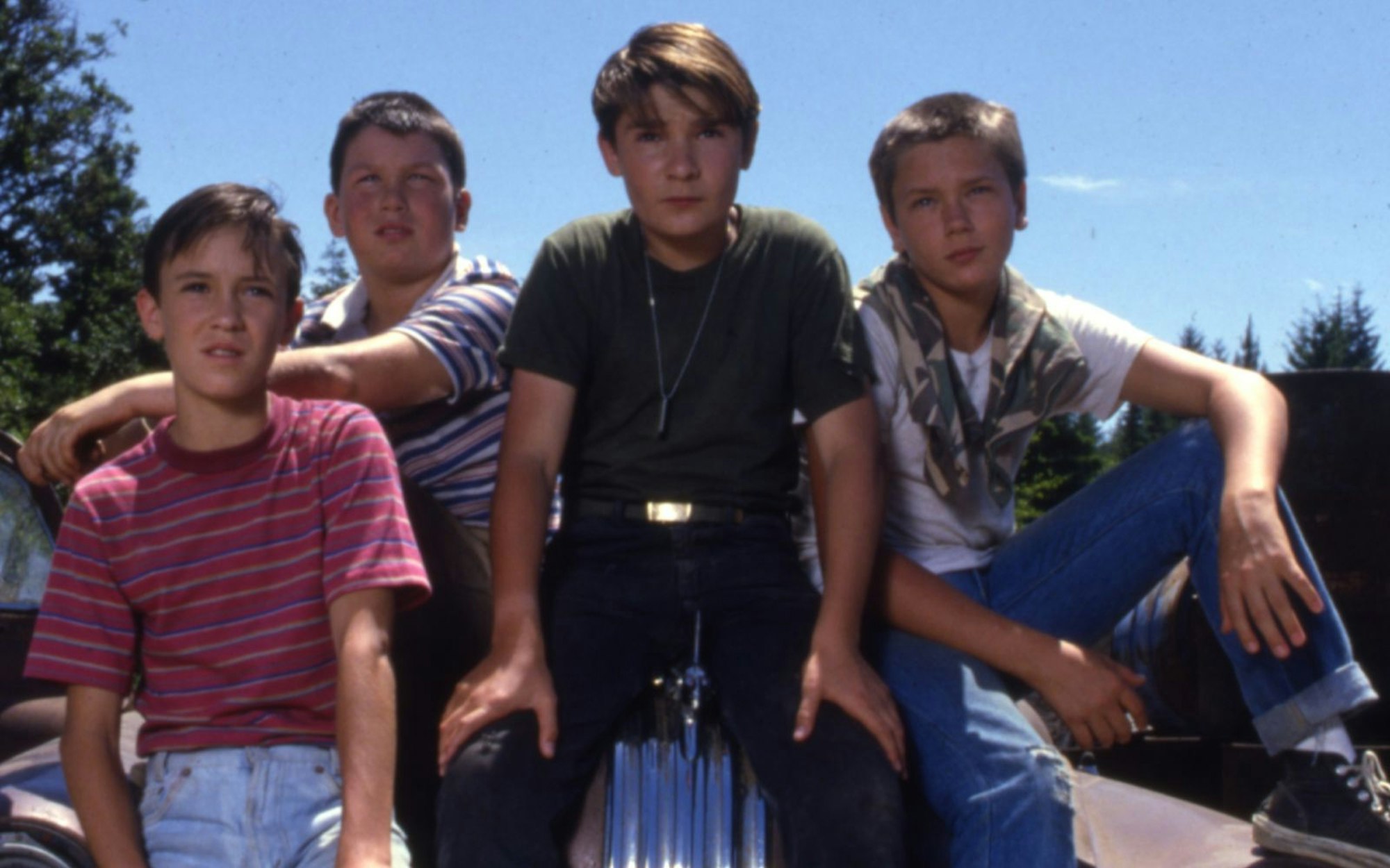 Erzählt wird „Stand By Me“ aus der Perspektive des Schriftstellers Gordon Lachance (Richard Dreyfuss): Angesichts einer Todesanzeige für seinen Freund Chris Chambers erinnert sich Gordon an die Abenteuer, die er als Zwölfjähriger (Wil Wheaton, links) mit seinen Freunden im Sommer 1959 erlebte. (Bild: Sony Pictures Home Entertainment)