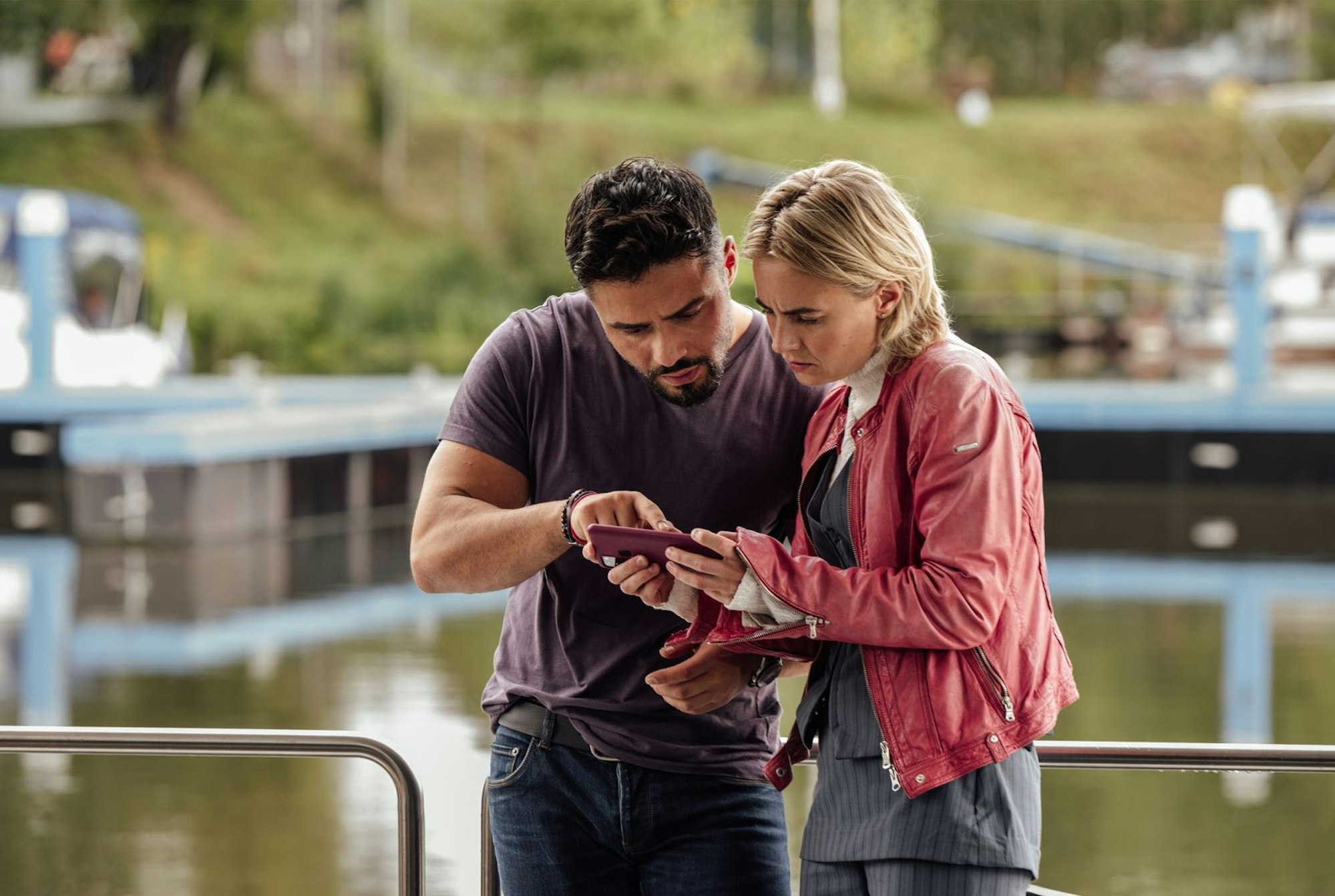 Einmal ein gutes Team, immer ein gutes Team? Gemeinsam kommt das ehemalige Ermittlerduo Tayfun (Aram Arami) und Elisa (Olga von Luckwald) im ersten „Saarland-Krimi“ auf die richtige Spur.
(Bild: SR/Manuela Meyer)