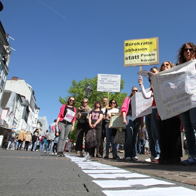 Psychotherapeuten zeigten in Siegburg Flagge gegen Honorarkürzungen und zeigten anhand von Ausdrucken Fallbeispiele von betroffeffen Patientinnen und Patienten