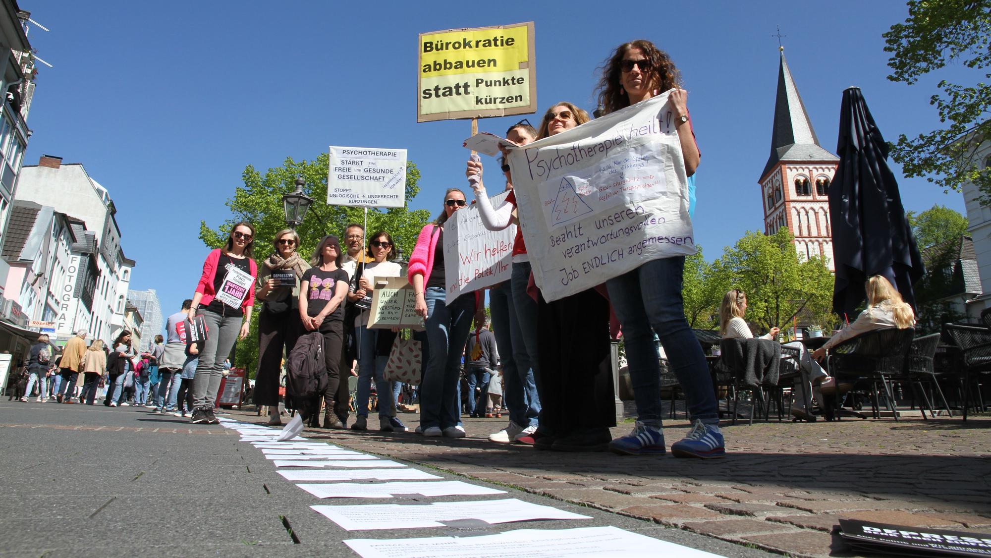 Psychotherapeuten zeigten in Siegburg Flagge gegen Honorarkürzungen und zeigten anhand von Ausdrucken Fallbeispiele von betroffeffen Patientinnen und Patienten