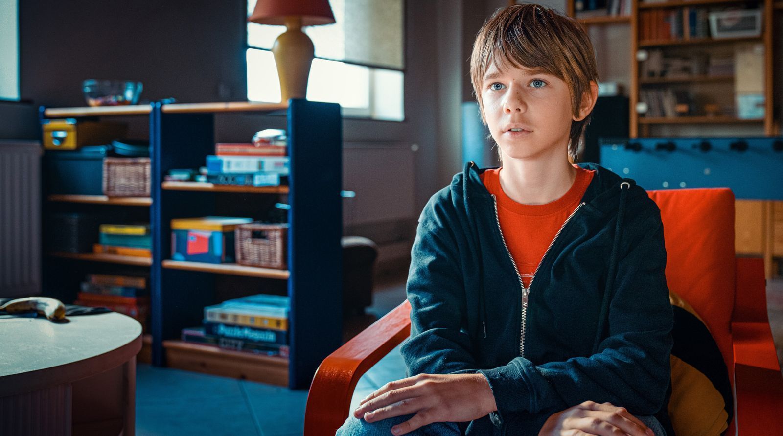 Der 14-jährige Levi (Christoph Lackner-Zinner) ist das Nesthäkchen der Gruppe. Doch auch er hat in seinem kurzen Leben schon viel Leid erfahren.  (Bild: ORF/Petro Domenigg)