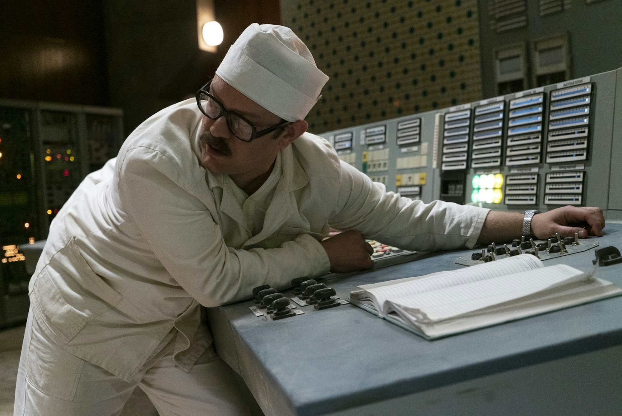 Alexandr Akimov (Sam Troughton)versucht zu retten, was nicht mehr zu retten ist. Das Kernkraftwerk Chernobyl ist auf dem unabwendbaren Weg zum Super-GAU. (Bild: Sky UK Ltd / HBO)