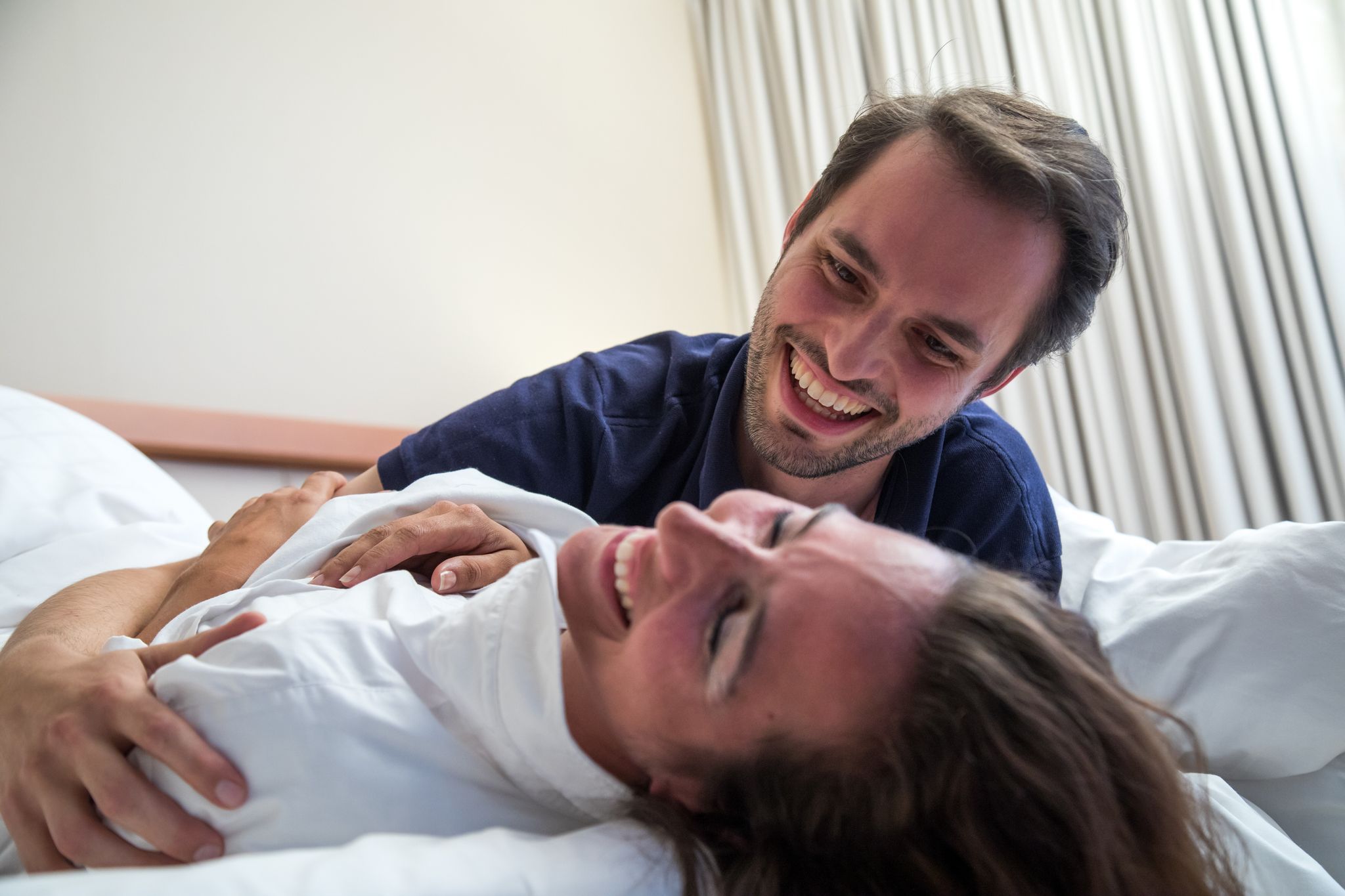 Ein Mann und eine Frau liegen in einem Bett