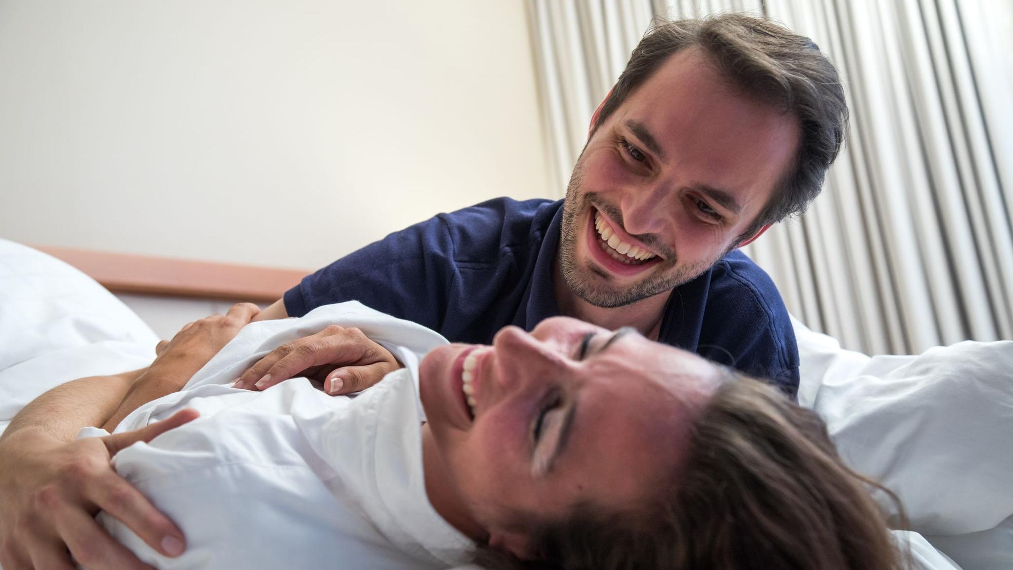 Ein Mann und eine Frau liegen in einem Bett
