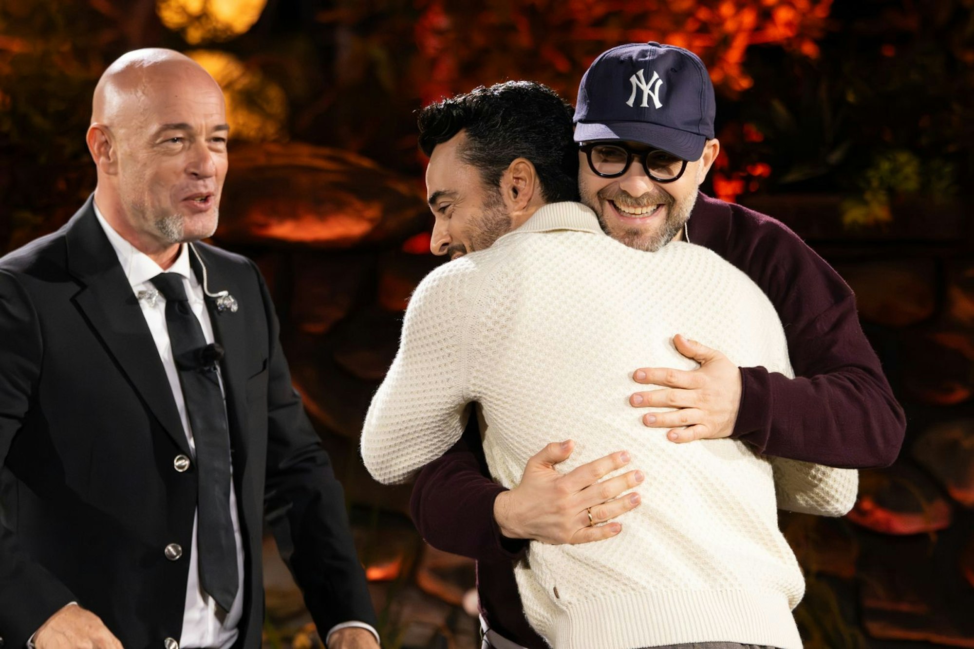 Gute Stimmung: Der Graf von Unheilig, Giovanni Zarrella und Mark Forster interpretieren ihre Songs gegenseitig.
(Bild: RTL / Markus Hertrich)