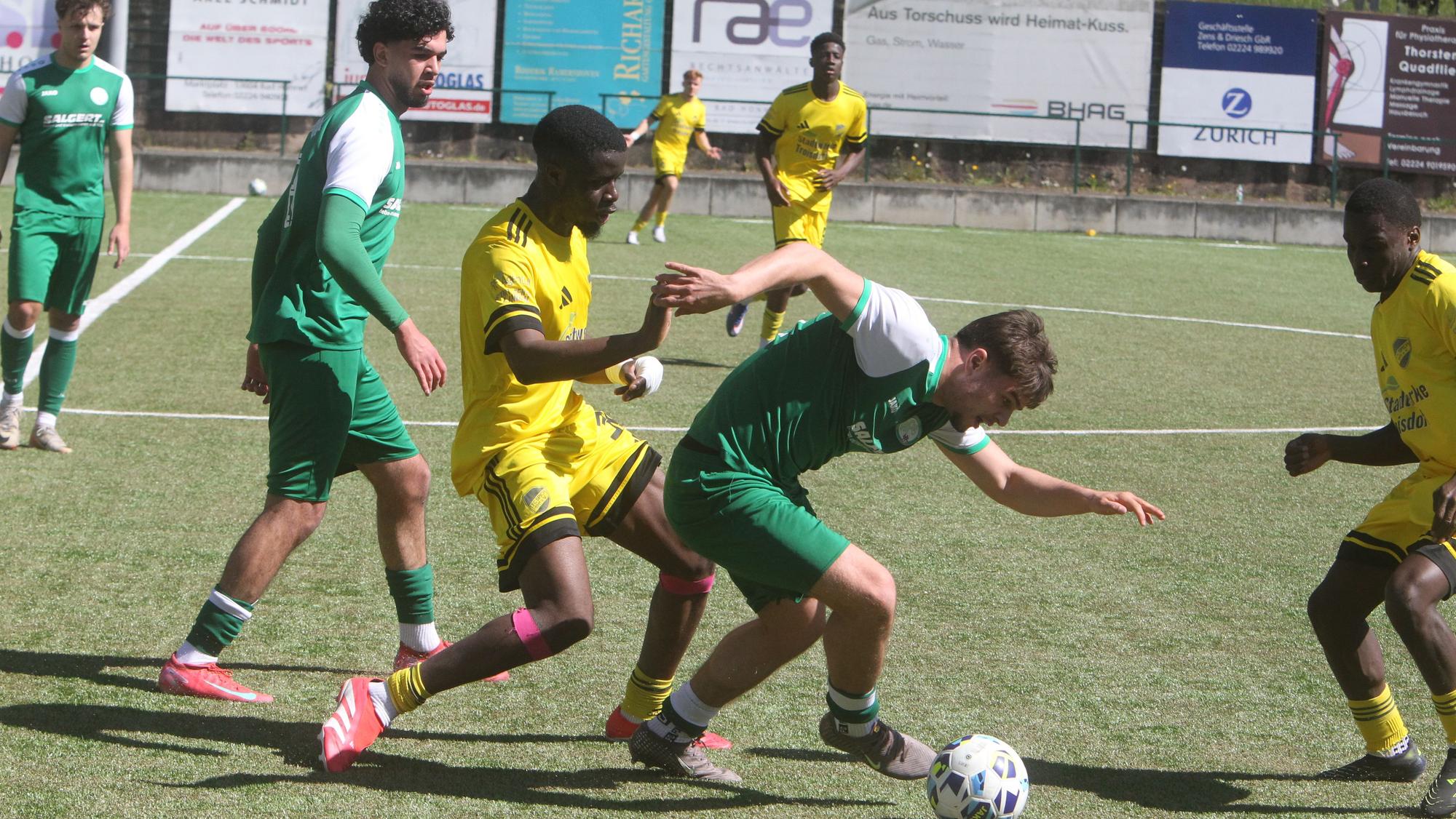 Richy Massek (Mitte)