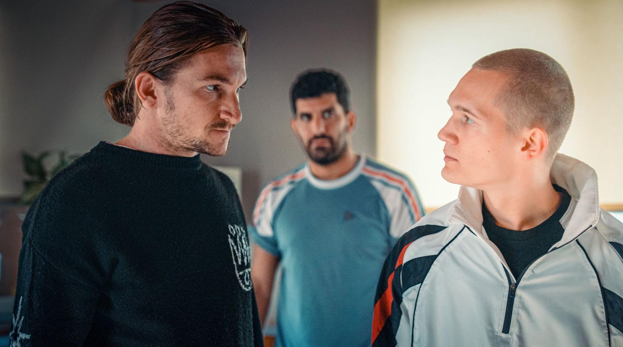 Leon (Tristan Witzel, rechts) hat Probleme mit seiner Impulskontrolle. Simon (Augustin Groz, links) und im Hintergrund Araz (Emre Cakir) wollen auf ihn einwirken.
(Bild: ORF/Petro Domenigg)