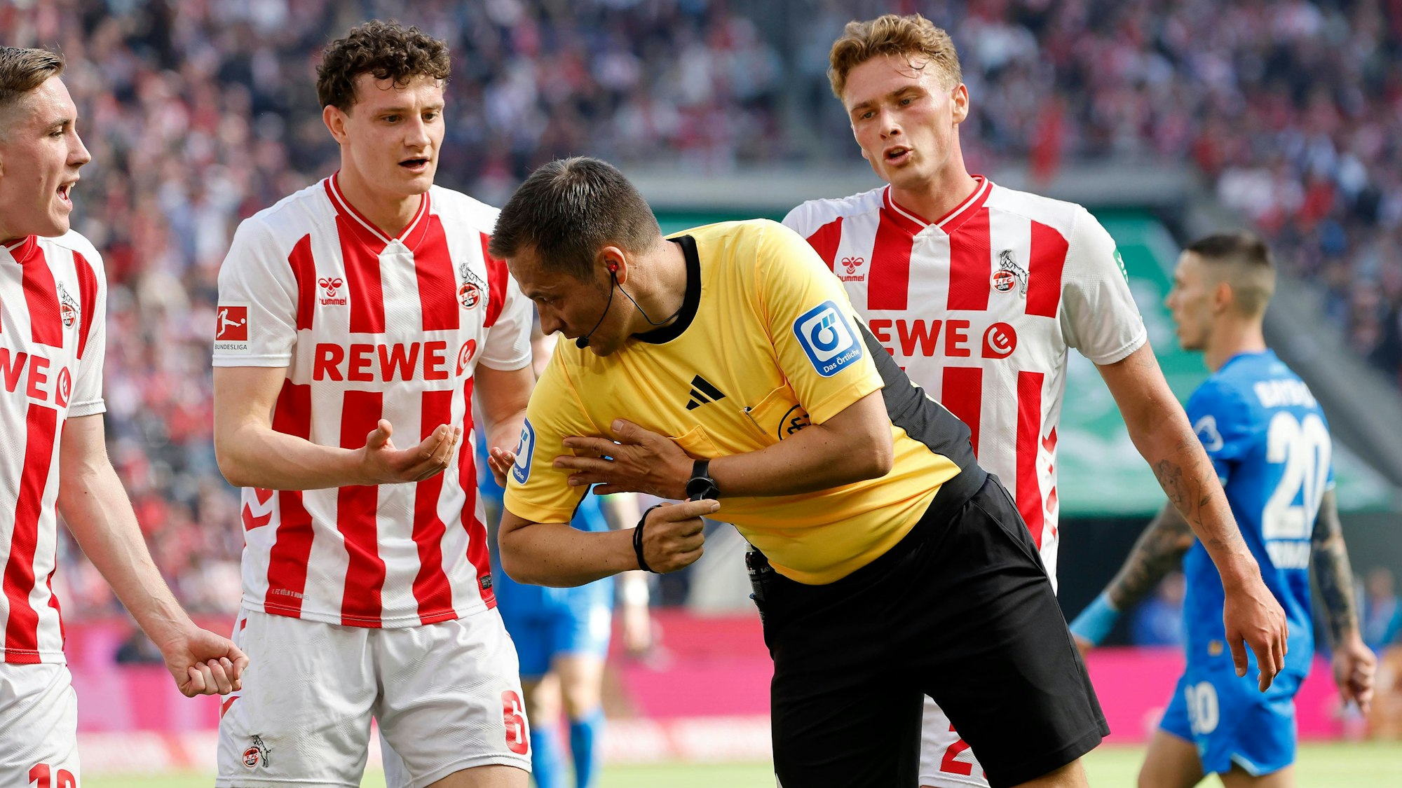 Robert Hartmann zeigt an, dass Martel den Ball mit der Hand gespielt hat.