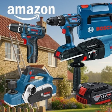 Collage verschiedener blauer Bosch Professional Werkzeuge (Akkubohrer, Bohrhammer, Winkelschleifer, Hobel, Akku-Bohrhammer sowie ein 18V 4,0Ah Akku und ein blauer L-BOXX Werkzeugkoffer) vor einem sommerlichen Haus- und Gartenhintergrund. Links oben das Amazon-Logo. Rechts oben blauer Button mit der Aufschrift „Bis -42 % Rabatt zur UVP".