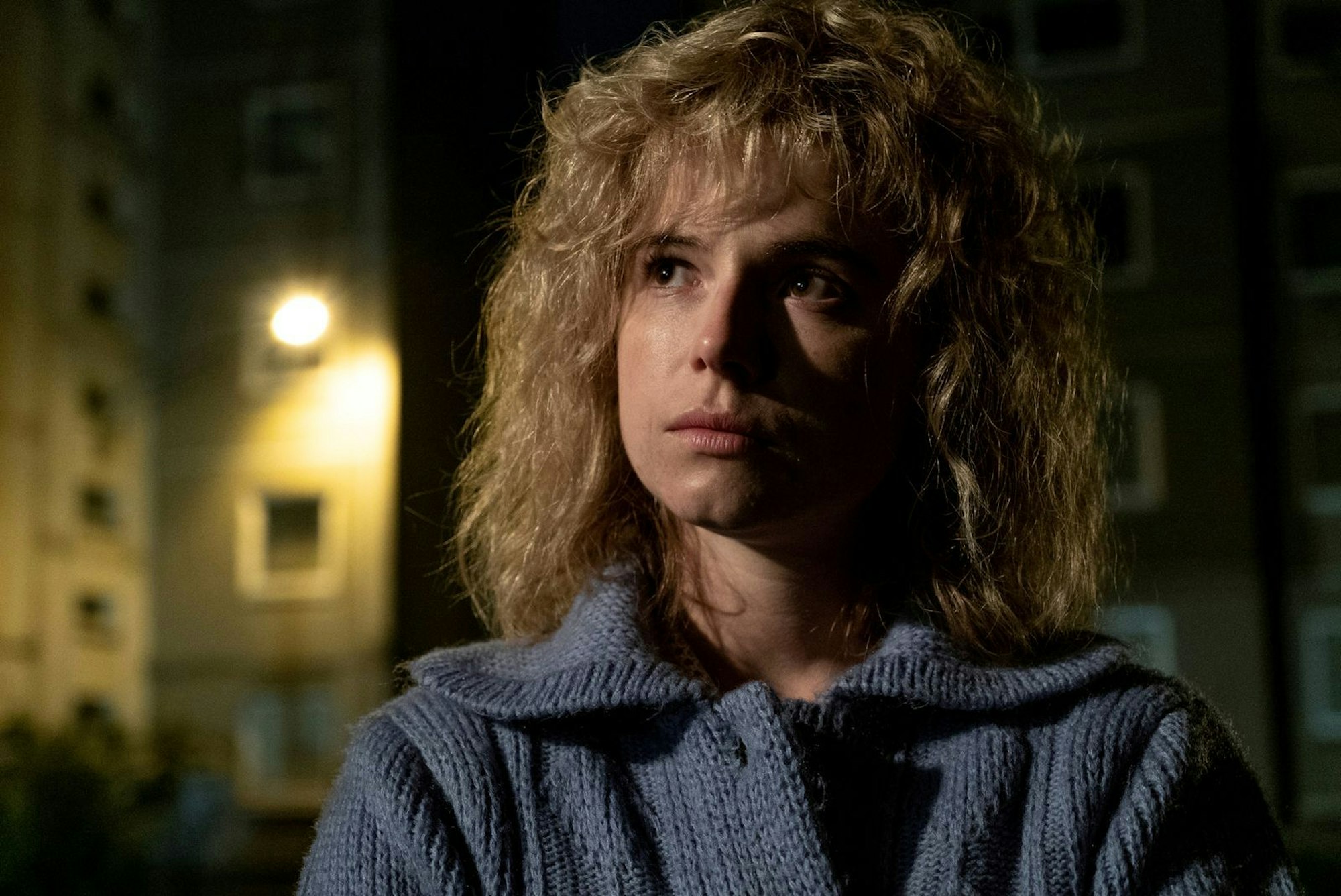 Jessie Buckley spielt Lyudmilla Ignatenko: Die junge Frau bangt um das Leben ihres Mannes - er war als Feuerwehrmann bei der Katastrophe von Tschernobyl im Einsatz. (Bild: Sky UK Ltd / HBO)