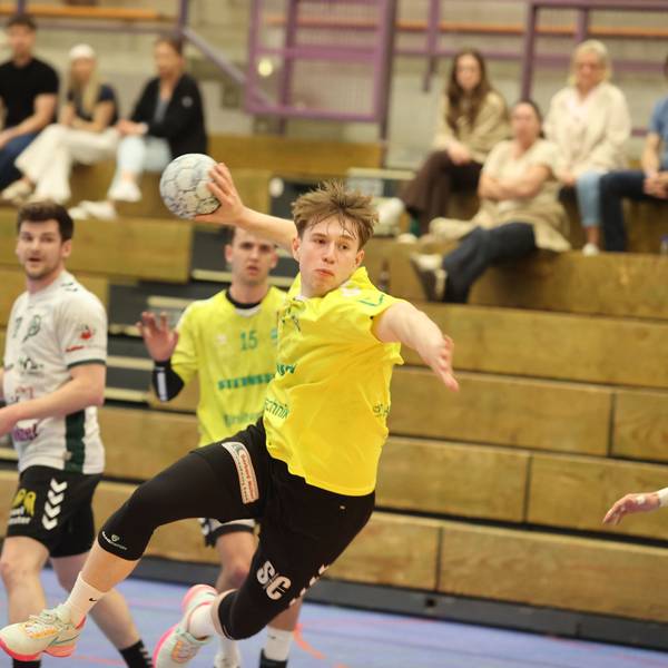 Spielsituation in der Handball-Regionalliga der Männer zwischen dem HC Gelpe Strombach und dem TV Aldekerk, Strombachs Nr. 10 im Angriff.