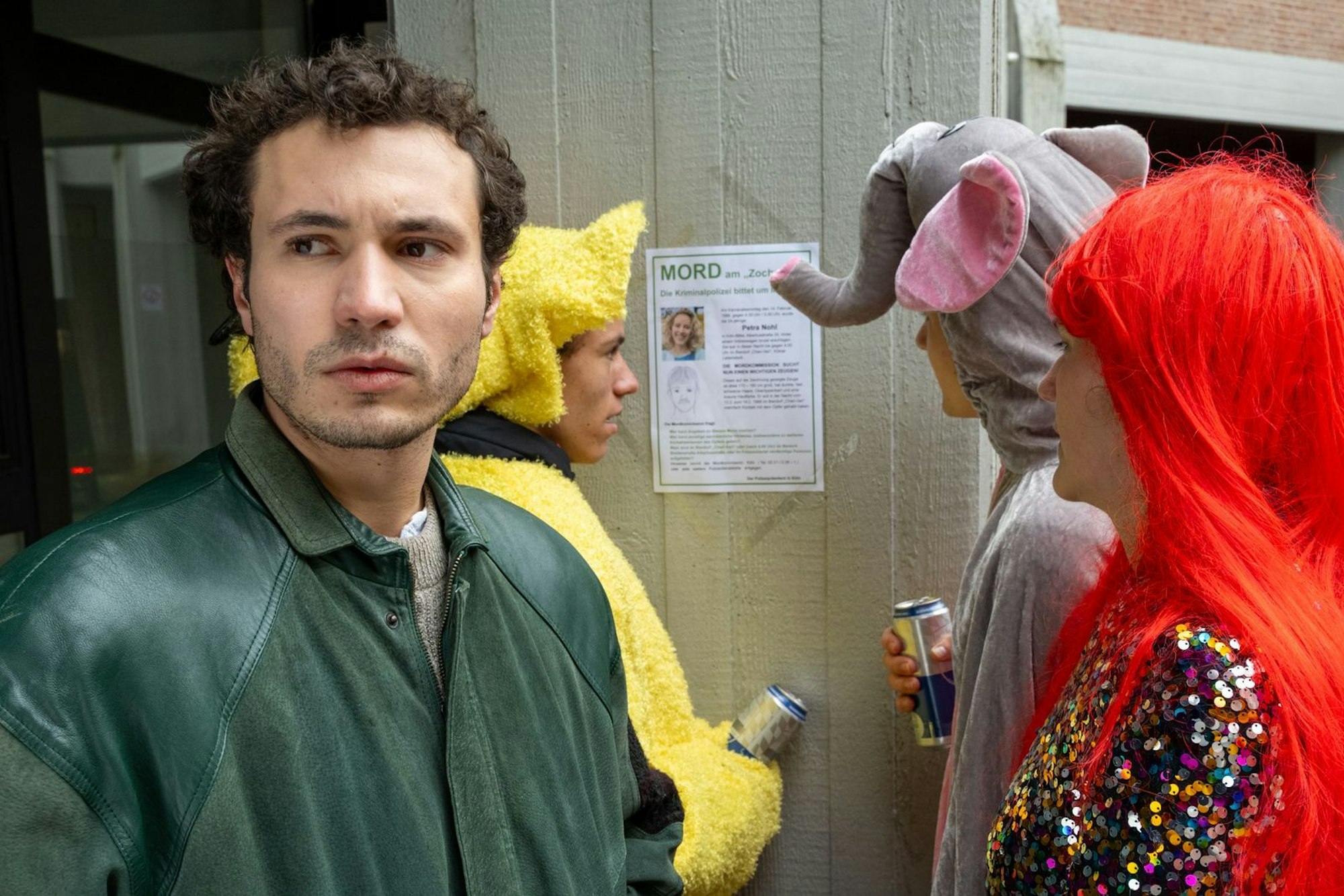 Ein junger Mann feierte ebenfalls Karneval und begegnete Petra. Als der Fall bei „Aktenzeichen XY ... ungelöst“ gezeigt wurde, brach er nach 34 Jahren sein Schweigen. (Bild: ZDF/Saskia Pavek)