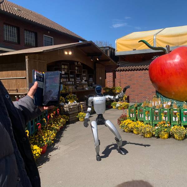 Das Foto zeigt den Roboter vor der Auslage auf dem Gertrudenhof.