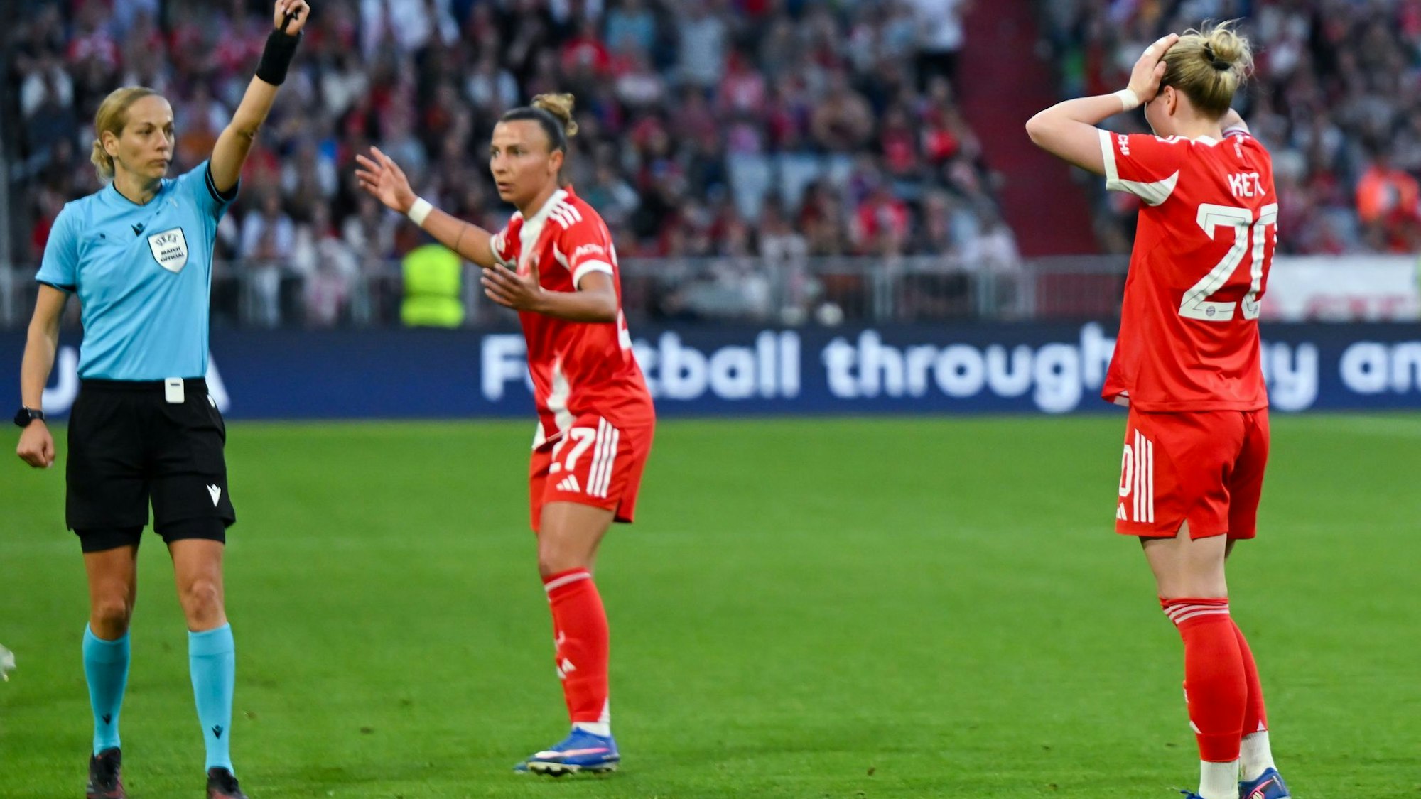 Franziska Kett sieht die rote Karte