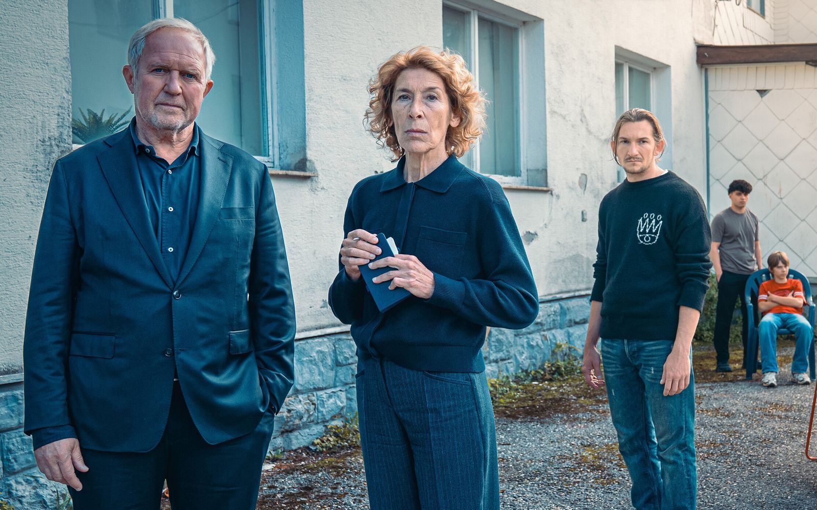 Moritz Eisner (Harald Krassnitzer, links) und Bibi Fellner (Adele Neuhauser) ermitteln im „Tatort: Gegen die Zeit“ in einer betreuten Wohneinrichtung für schwierige Jugendliche. (Bild: ORF/Petro Domenig)