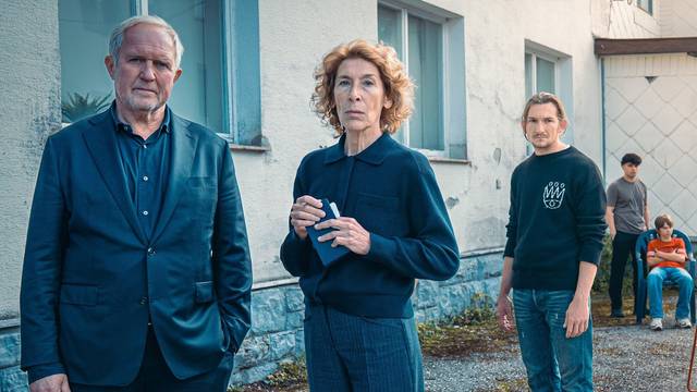 Moritz Eisner (Harald Krassnitzer, links) und Bibi Fellner (Adele Neuhauser) ermitteln im „Tatort: Gegen die Zeit“ in einer betreuten Wohneinrichtung für schwierige Jugendliche. (Bild: ORF/Petro Domenig)