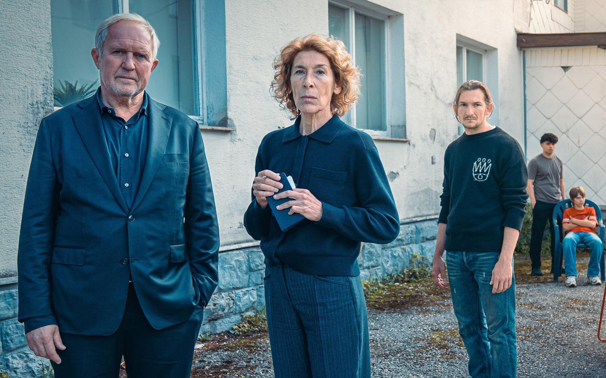 Moritz Eisner (Harald Krassnitzer, links) und Bibi Fellner (Adele Neuhauser) ermitteln im „Tatort: Gegen die Zeit“ in einer betreuten Wohneinrichtung für schwierige Jugendliche. (Bild: ORF/Petro Domenig)