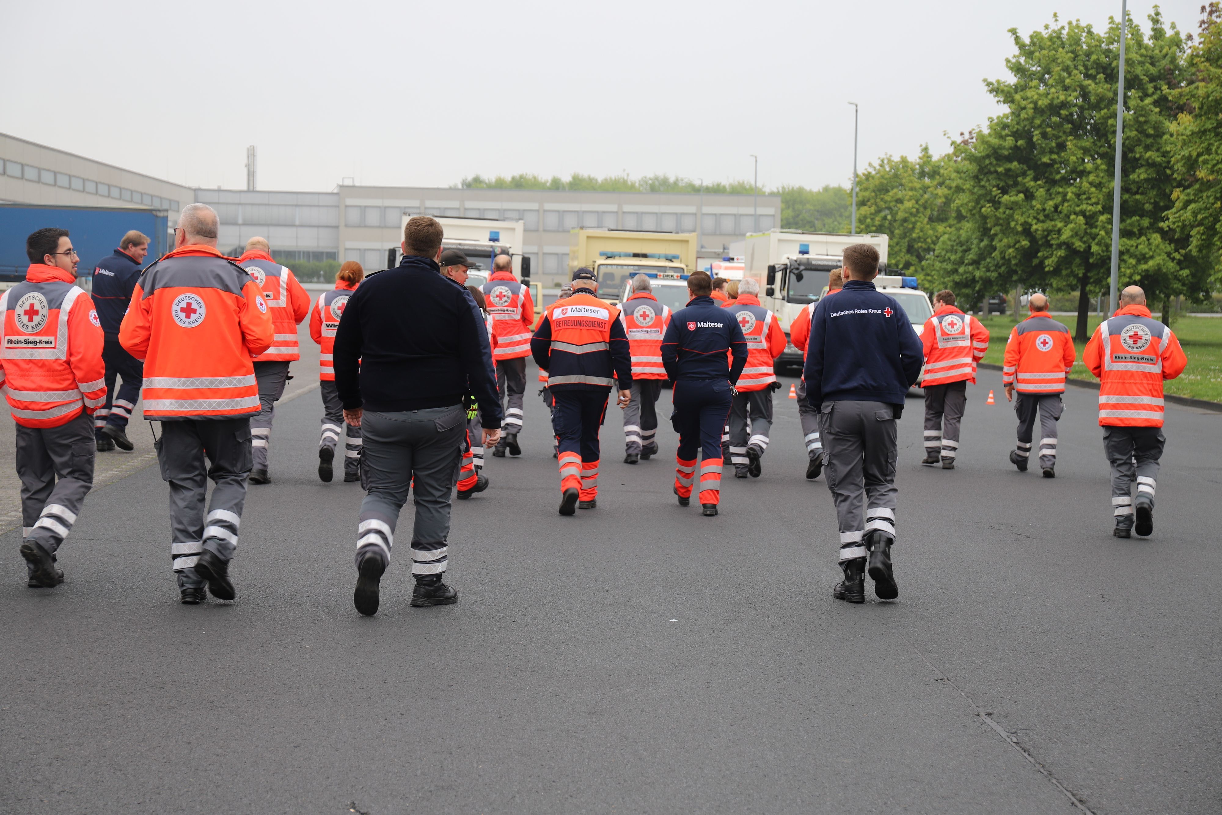 Die Hilfsorganisationen übten das Kolonnefahren im Verband, dazu waren drei Einsatzeinheiten auf den Bereitstellungsraum in Sankt Augustin am Aldi-Zentrallager gekommen.