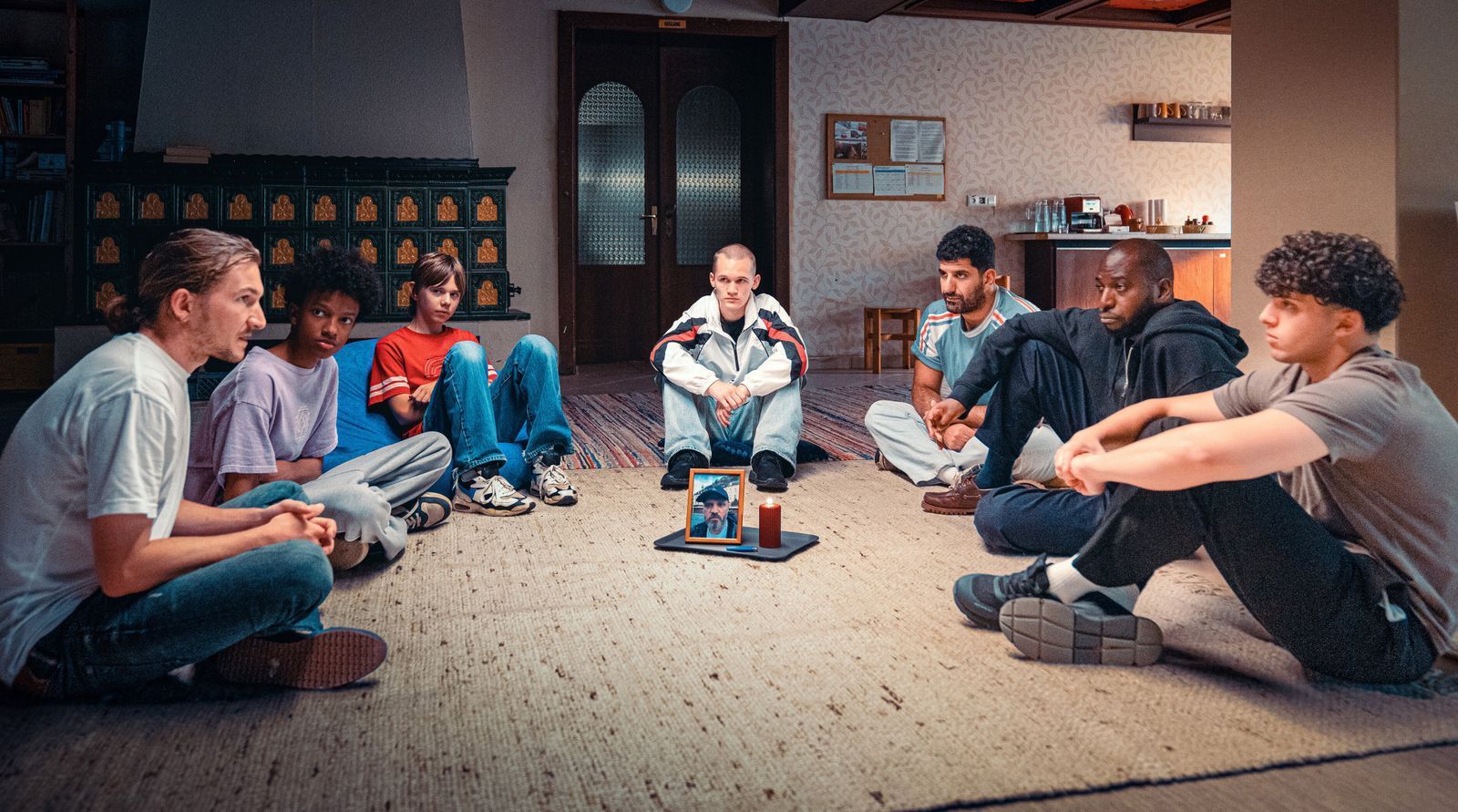 Betreuer und „Klienten“ der Wohngruppe haben sich versammelt, um von ihrem toten Mitbewohner und Chef Abschied zu nehmen.
 (Bild: ORF/Petro Domenigg)