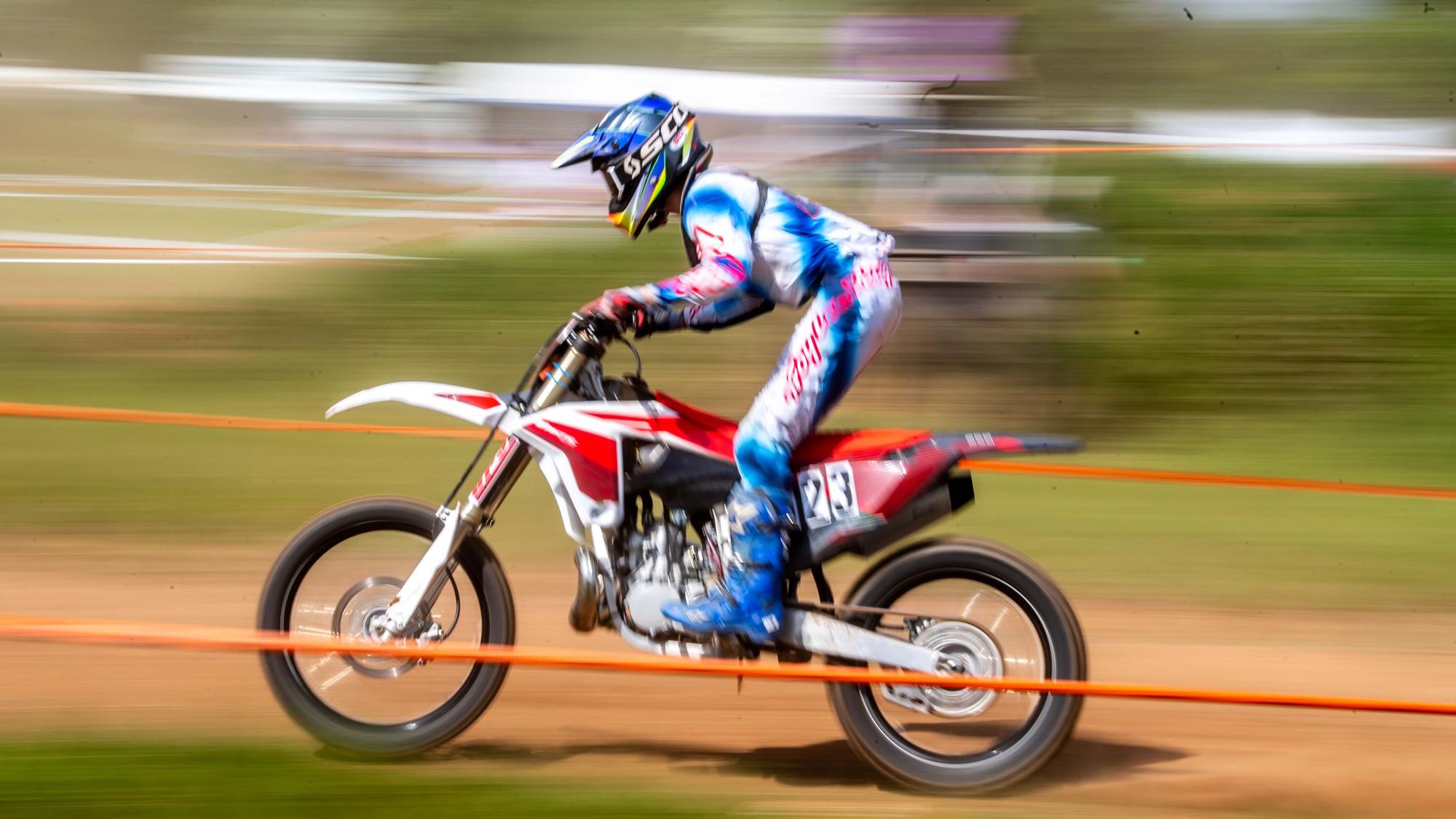 Das Bild zeigt den Motocrosser Johannes Moll während eines Rennens am Billiger Wald bei Euskirchen.