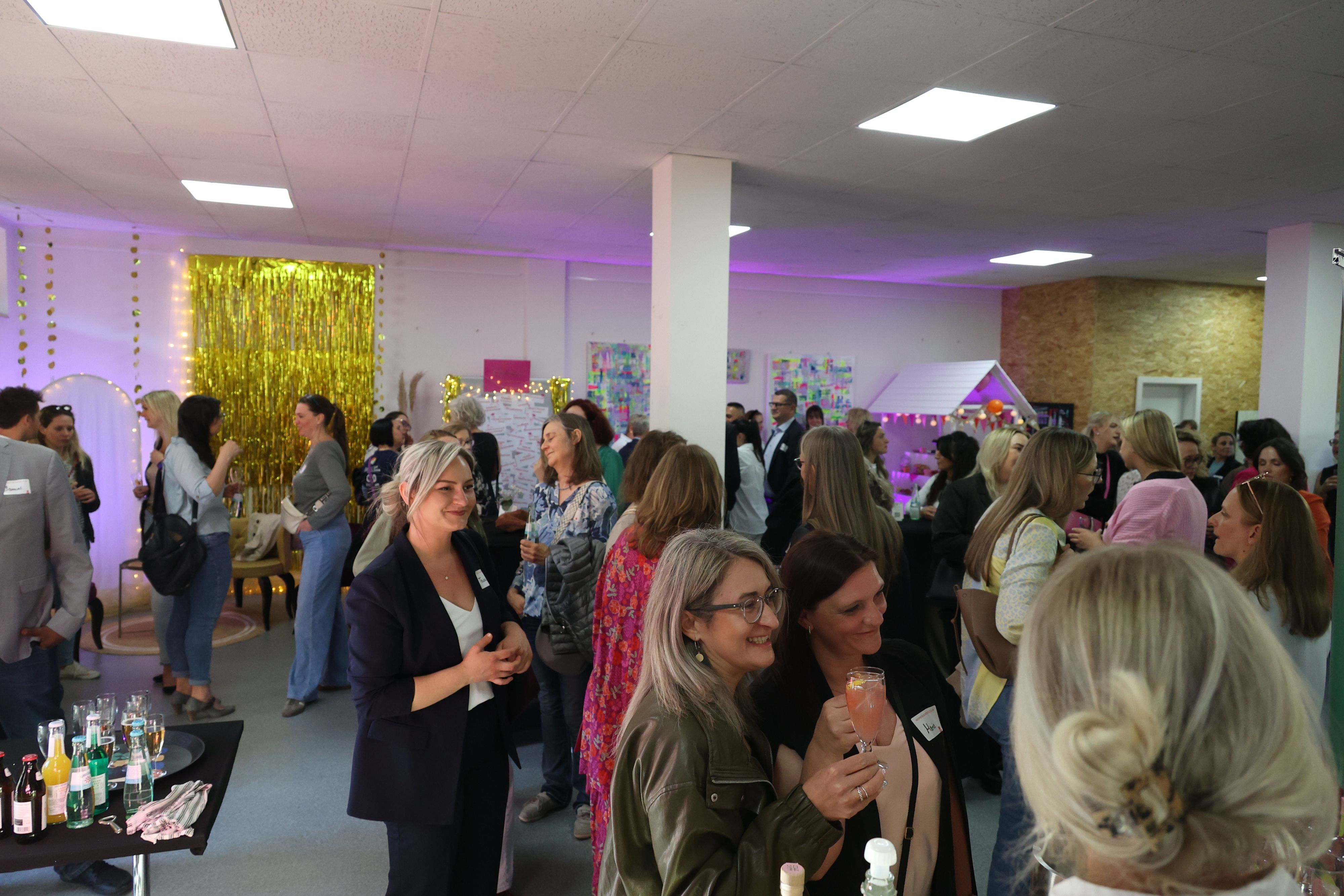 „Wir gingen vor genau 24 Tagen zum Gewerbeamt und meldeten das Netzwerk offiziell an“ sagt Licz-Egharevba.