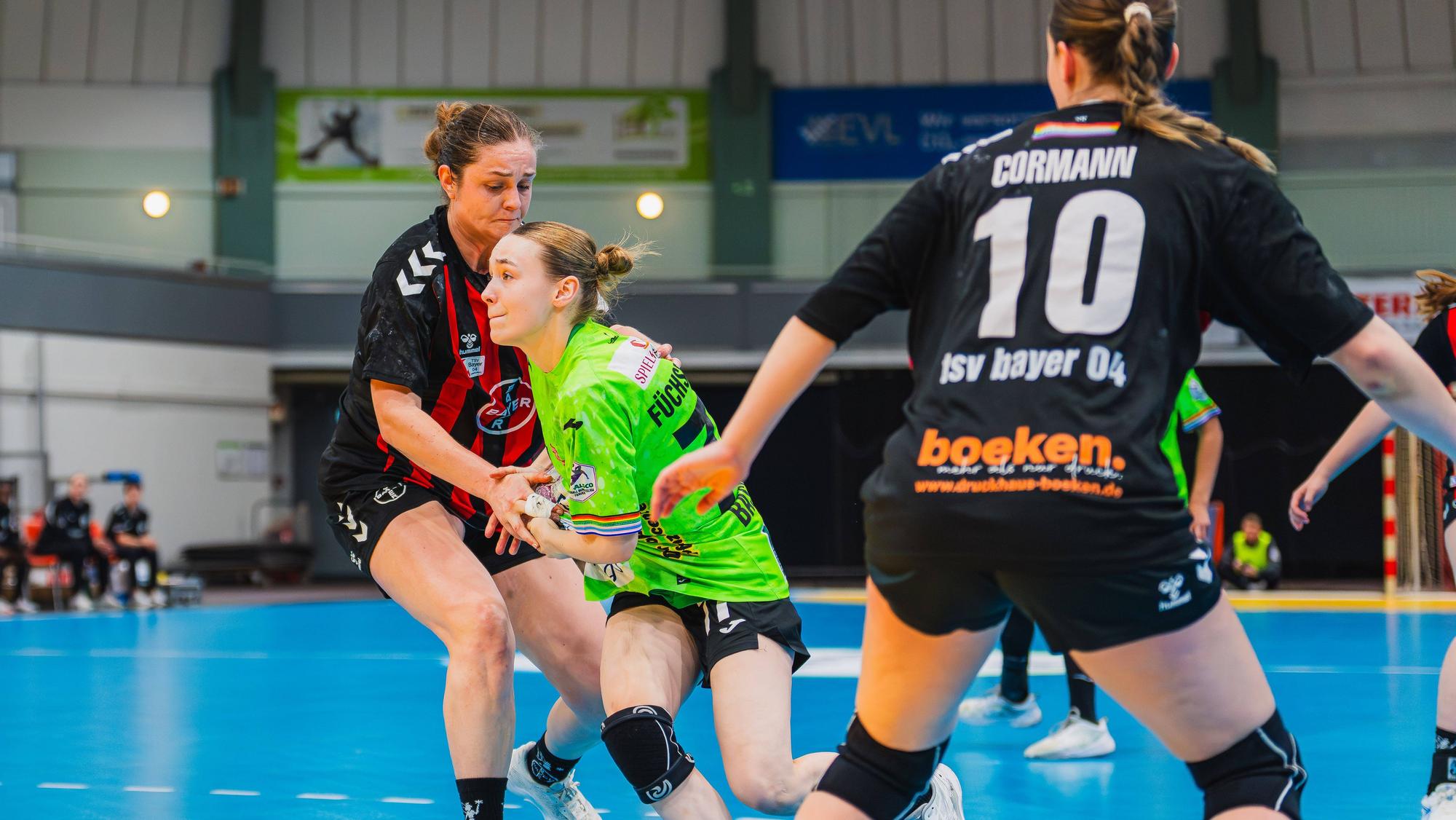 Denise Mol TSV Bayer 04 Leverkusen, 19 im Zweikampf mit Leoni Baßiner Fuechse Berlin, 77 Sophia Cormann TSV Bayer 04 Leverkusen, 10 TSV Bayer 04 Leverkusen vs. Fuechse Berlin, Handball, 2.Handball-Bundesliga, 24.Spieltag, Saison 2025/26, 18.04.2026, TSV Bayer 04 Leverkusen vs. Fuechse Berlin, Handball, 2.HBL, 24.Spieltag, Saison 2025/26, 18.04.2026 Leverkusen *** Denise Mol TSV Bayer 04 Leverkusen, 19 in duel with Leoni Baßiner Fuechse Berlin, 77 Sophia Cormann TSV Bayer 04 Leverkusen, 10 TSV Bayer 04 Leverkusen vs Fuechse Berlin, Handball, 2 Handball Bundesliga, 24 Matchday, Season 2025 26, 18 04 2026, TSV Bayer 04 Leverkusen vs Fuechse Berlin, Handball, 2 HBL, 24 Matchday, Season 2025 26, 18 04 2026 Leverkusen Copyright: xEibner-Pressefoto/LukasxBaldygax EP_LBA
