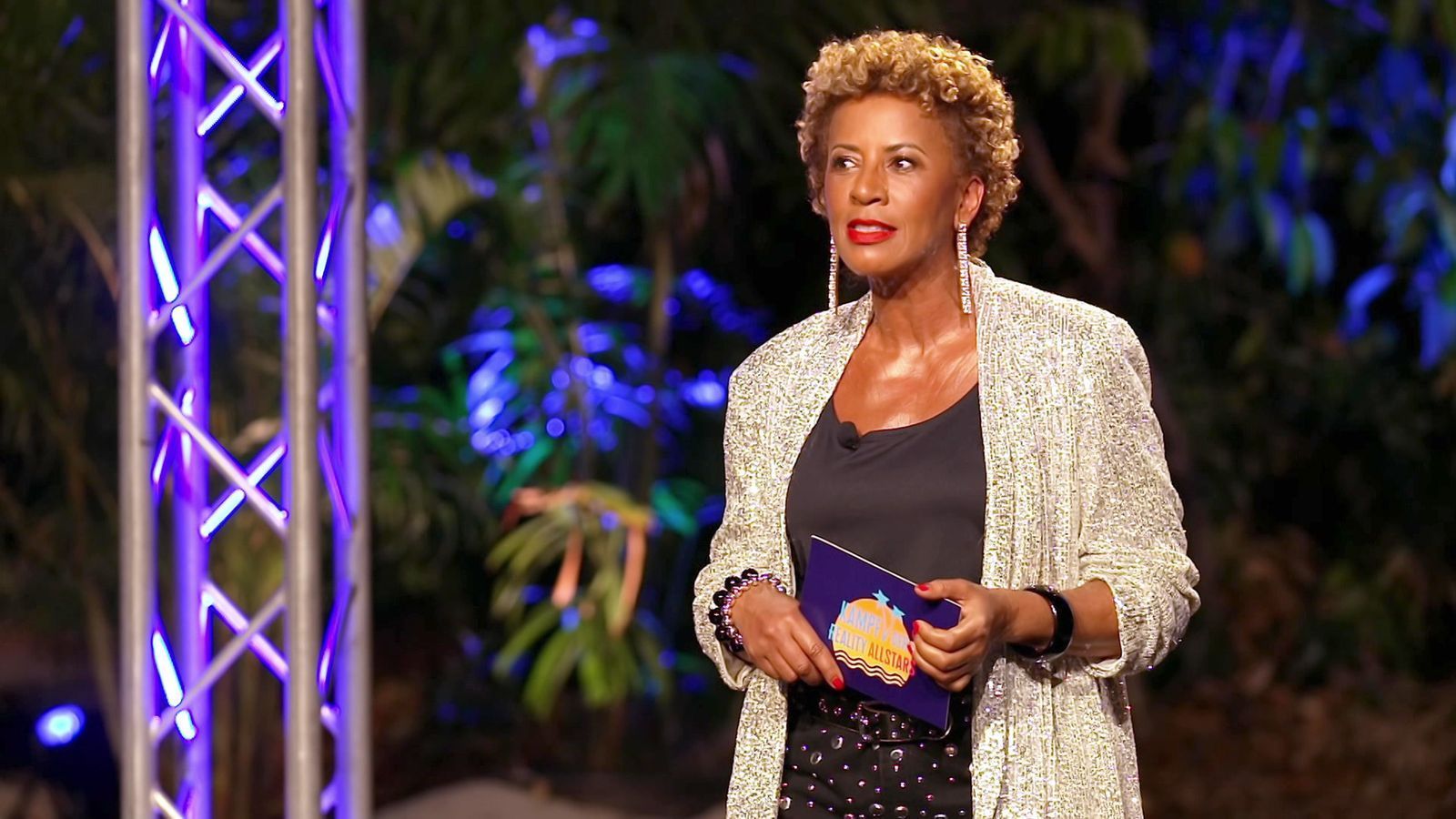 Arabella Kiesbauer kündigt eine Überraschung an.  (Bild: RTLZWEI)