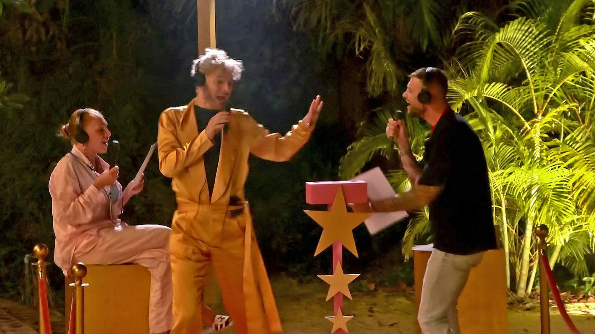 „Durch den Monsun“, „Atemlos durch die Nacht“ und andere Songs müssen die Stars vor dem Klo performen. (Bild: RTLZWEI)