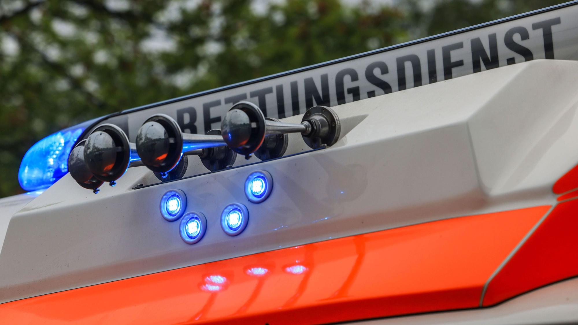 Ein Rettungswagen steht bei einer Schockraumübung der Feuerwehr Leverkusen am Einsatzort.