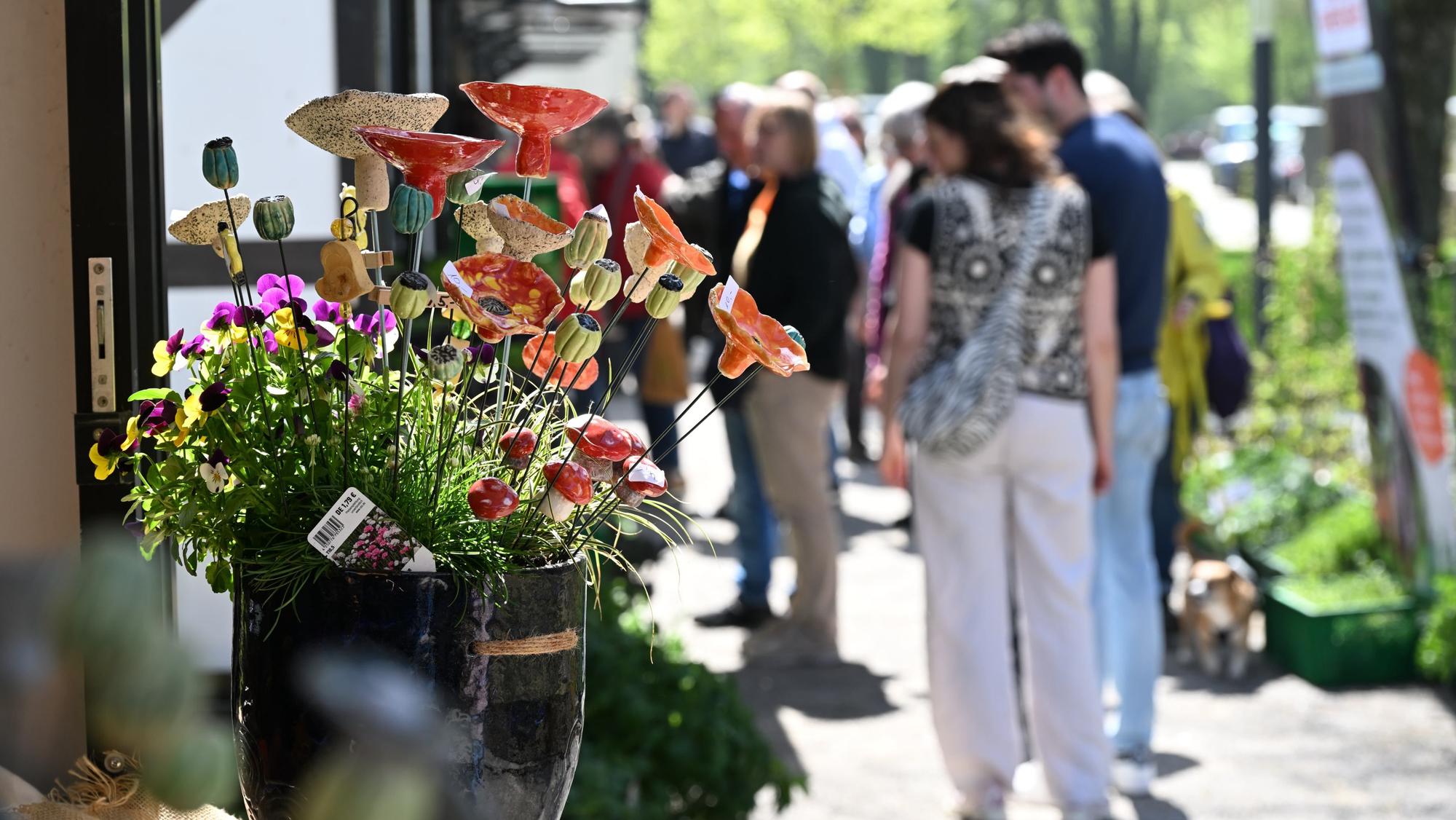 Besucher auf dem Altenberger Klostermarkt.