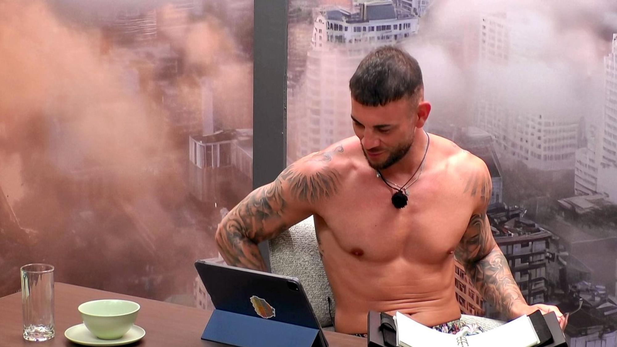 Serkan erzockt sich als „Chefin123“ heimlich 10.000 Euro aus dem Jackpot. (Bild: RTLZWEI)