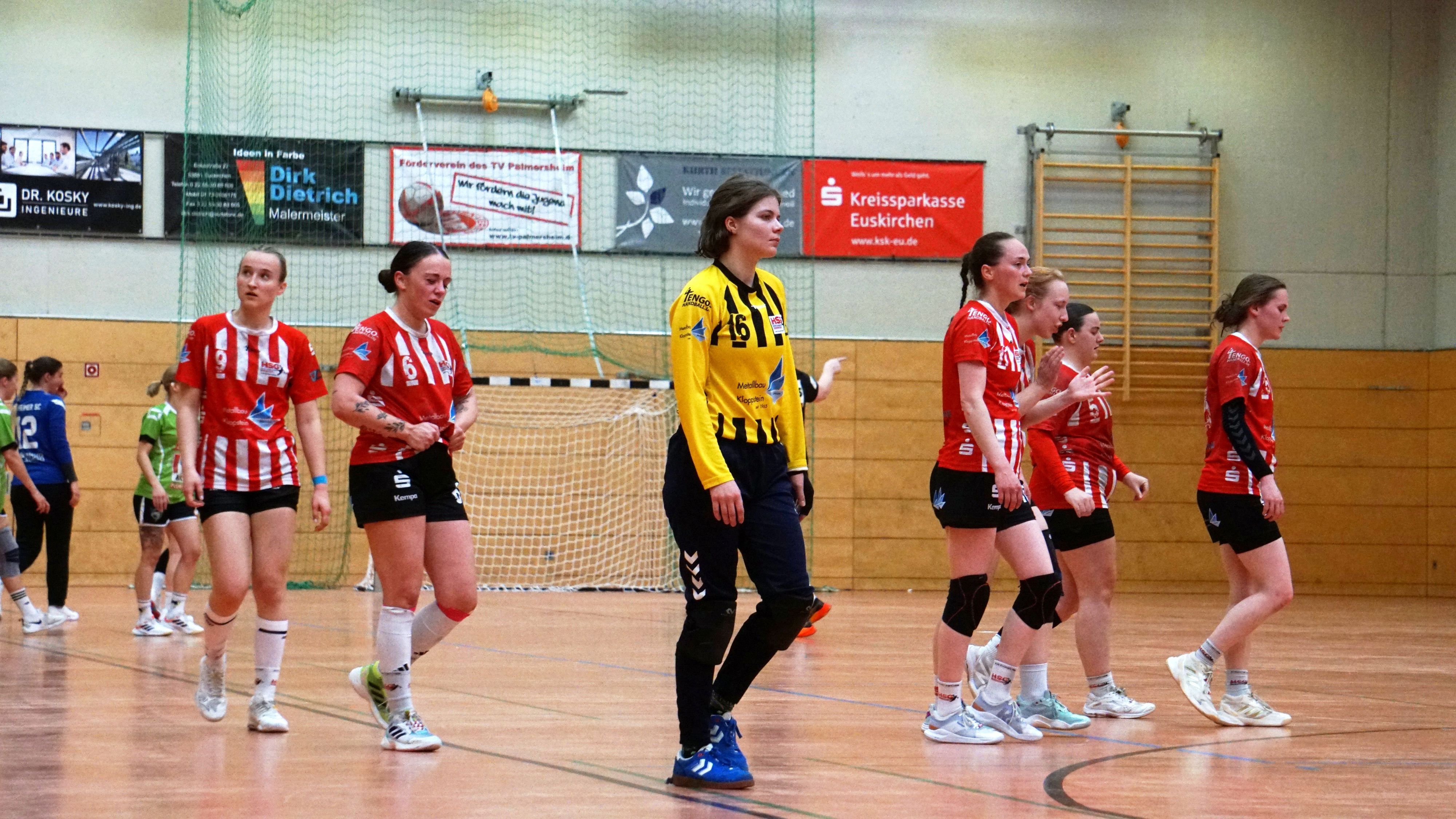 Mit traurigem Blick gehen die Euskirchener Frauen nach dem Abstieg vom Feld.
