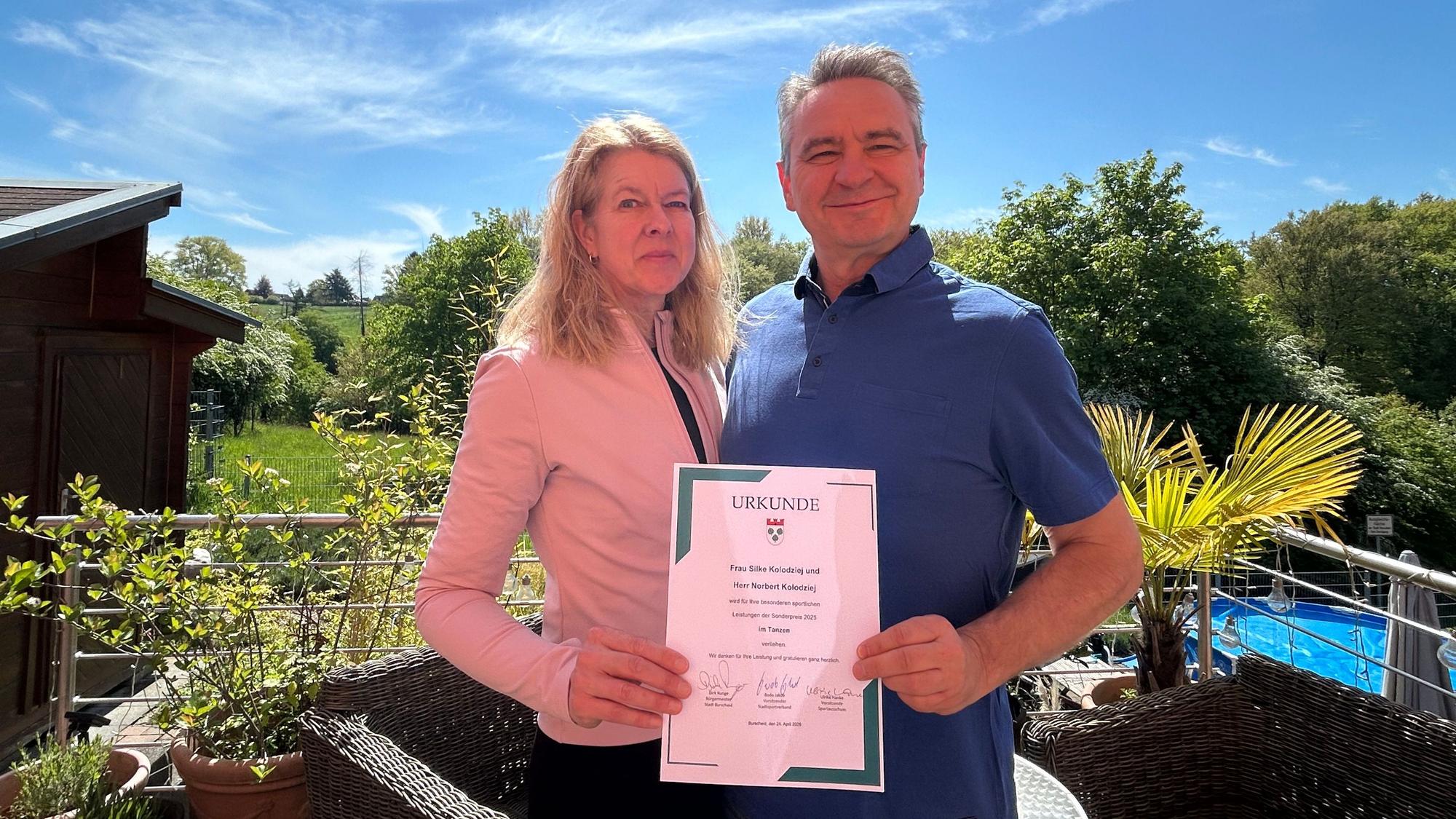 Silke und Norbert Kolodziej mit ihrer Urkunde als Sportler des Jahres