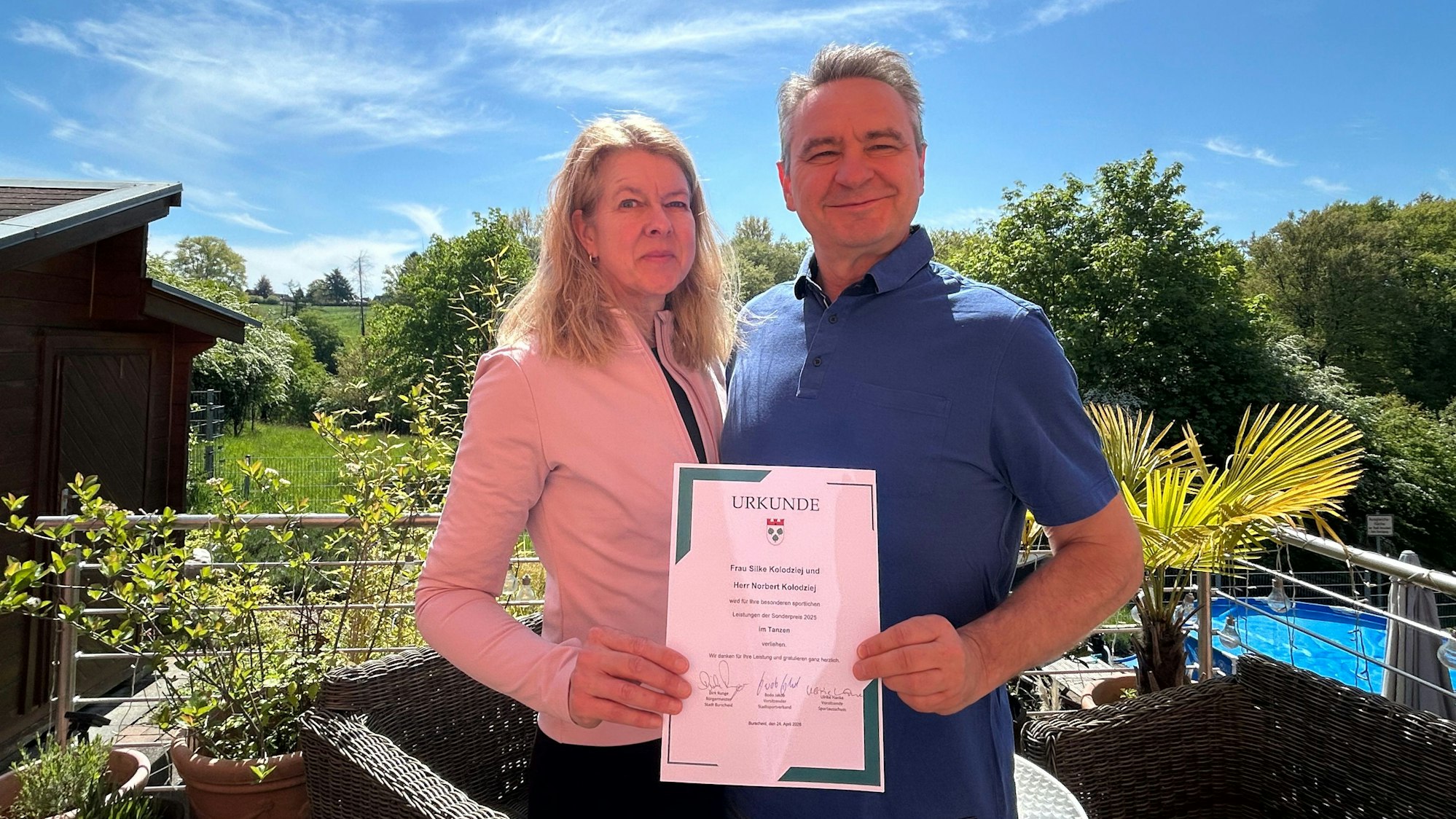Silke und Norbert Kolodziej mit ihrer Urkunde als Sportler des Jahres
