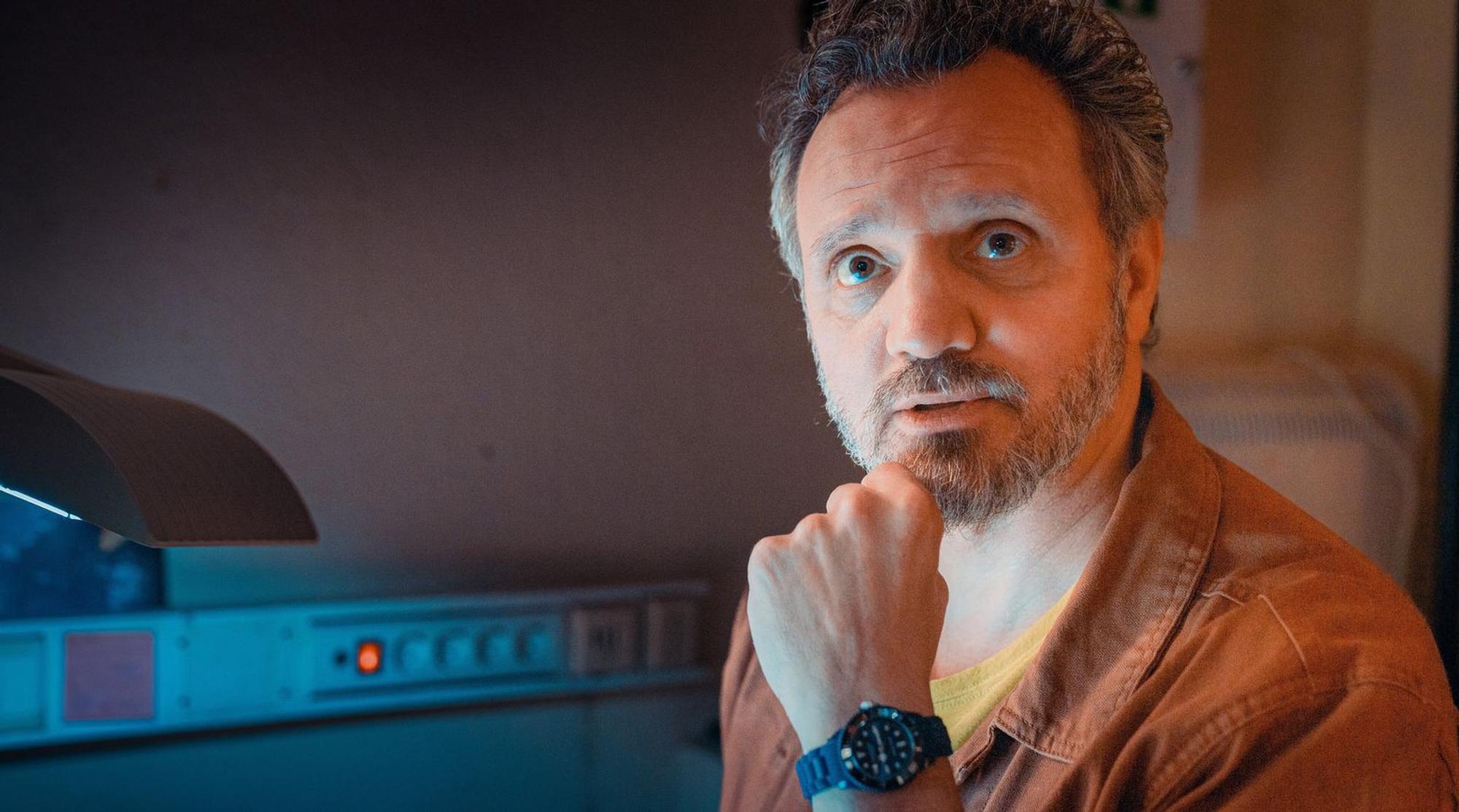 Auch die Leiche darf - in Rückblenden - mitspielen: David Walcher (Roland Silbernagl) war Leiter der Kinder- und Jugend-Wohngruppe „Sonnenhof“. (Bild: ORF/Petro Domenigg)